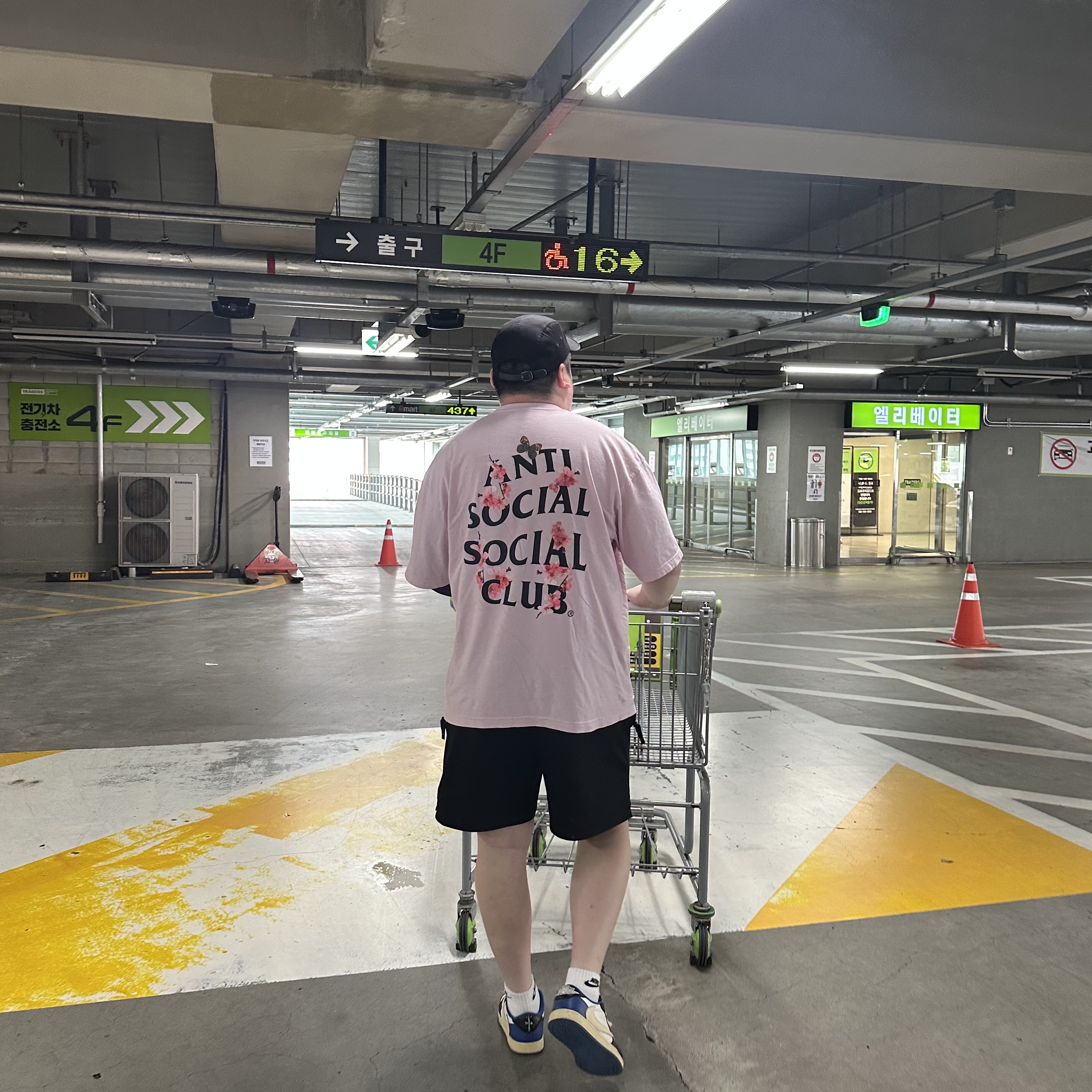 Anti Social Social Club Kkotch Usa Made S/S Tee PInk, Jordan 1 x Travis Scott x Fragment Retro Low OG SP Military Blue 착용 스타일