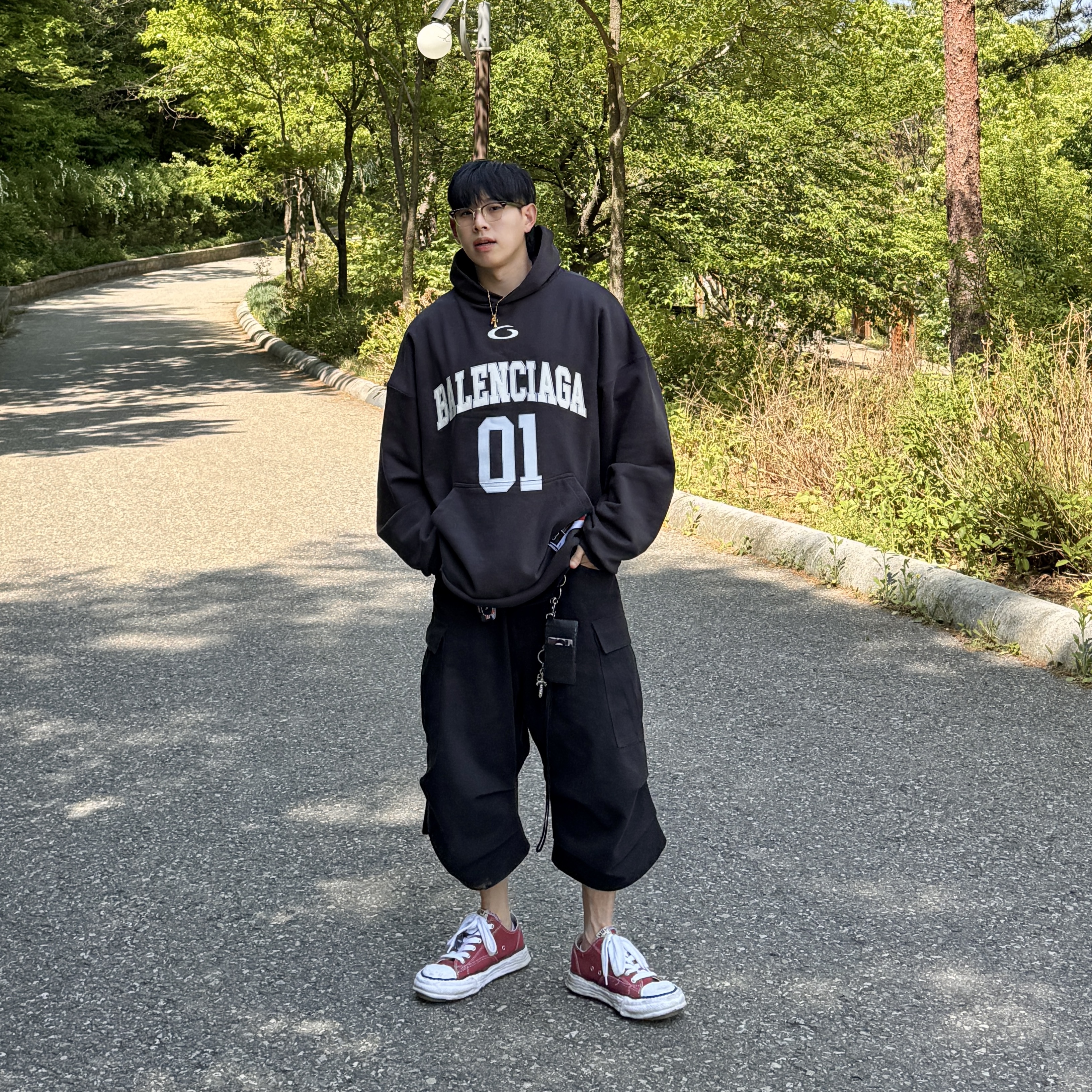 Balenciaga Basketball Series Long Sleeve T-Shirt Large Fit Black, Maison Mihara Yasuhiro Peterson23 OG Sole Canvas Low-top Sneakers Bordeaux 착용 스타일 - 1