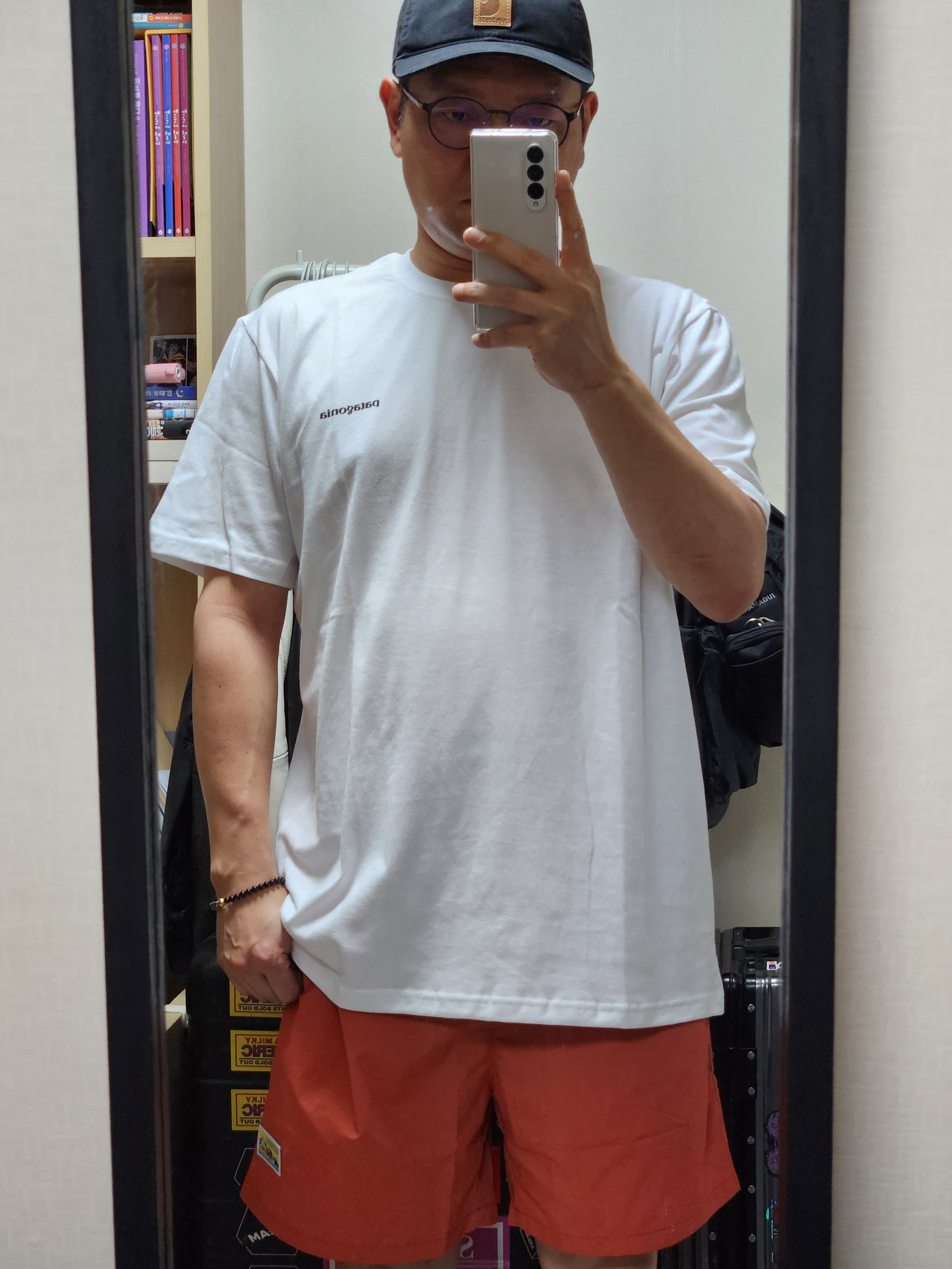 Carhartt Canvas Cap Black, Patagonia P-6 Logo Responsibili-Tee S/S White 착용 스타일 - 1