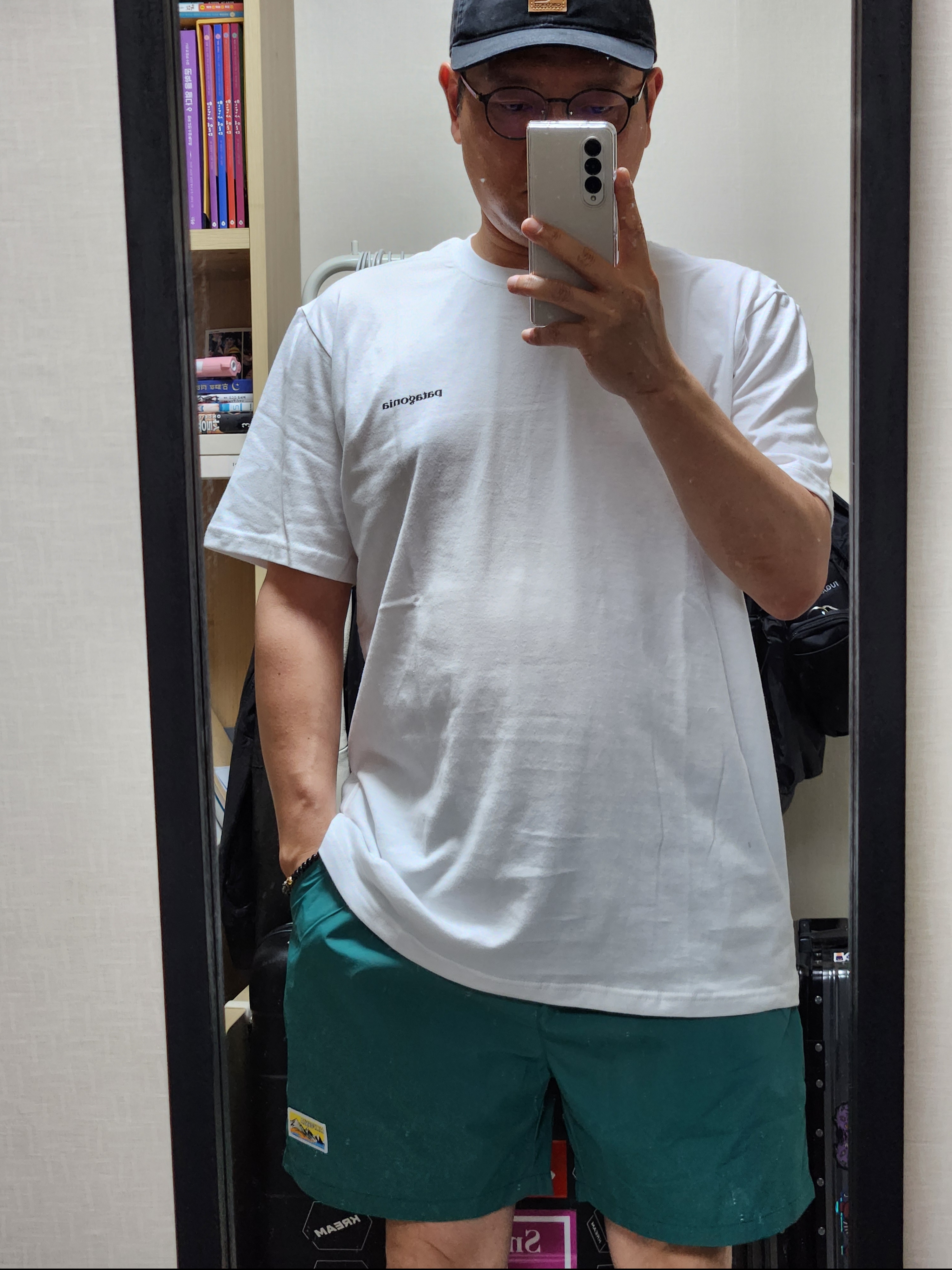 Carhartt Canvas Cap Black, Patagonia P-6 Logo Responsibili-Tee S/S White 착용 스타일 - 2