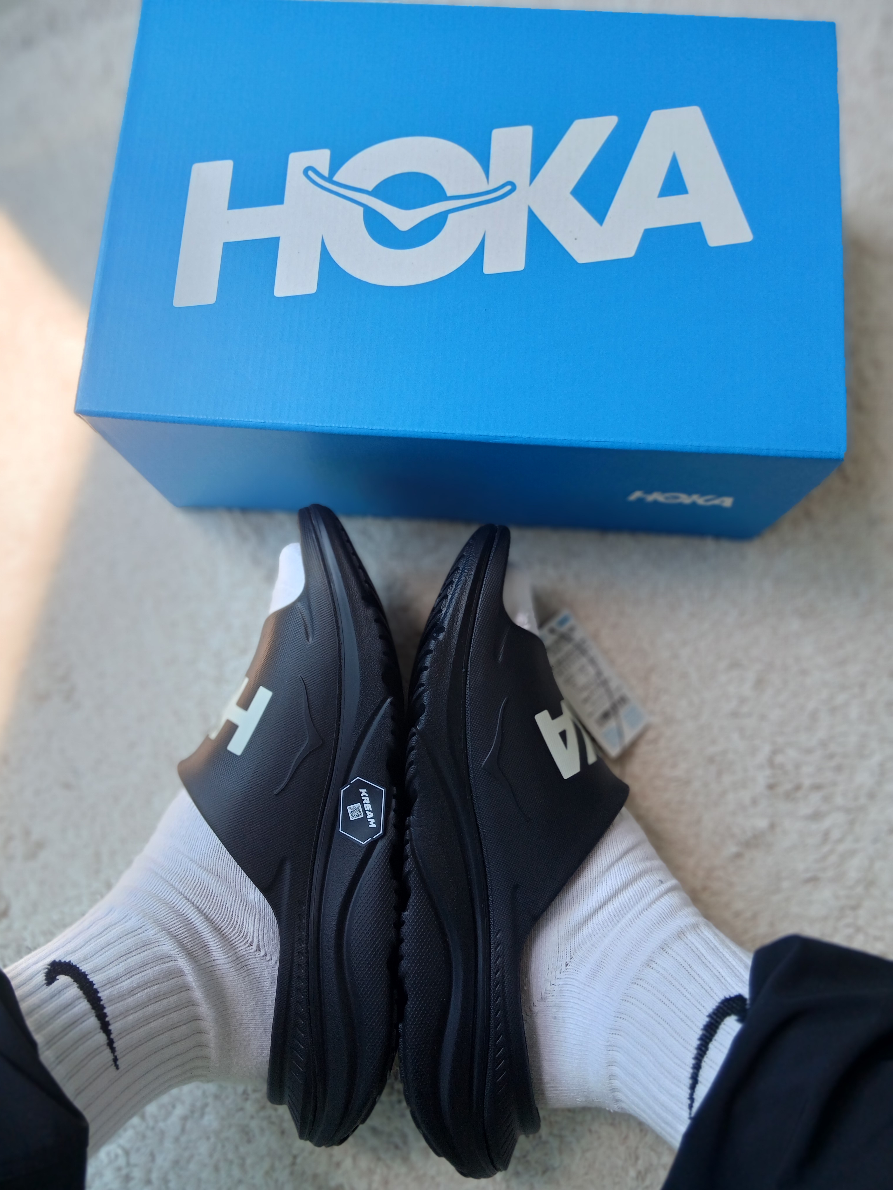Hoka Ora Athletic Slide Black White, Arc'teryx Incendo Pants Black 착용 스타일 - 4