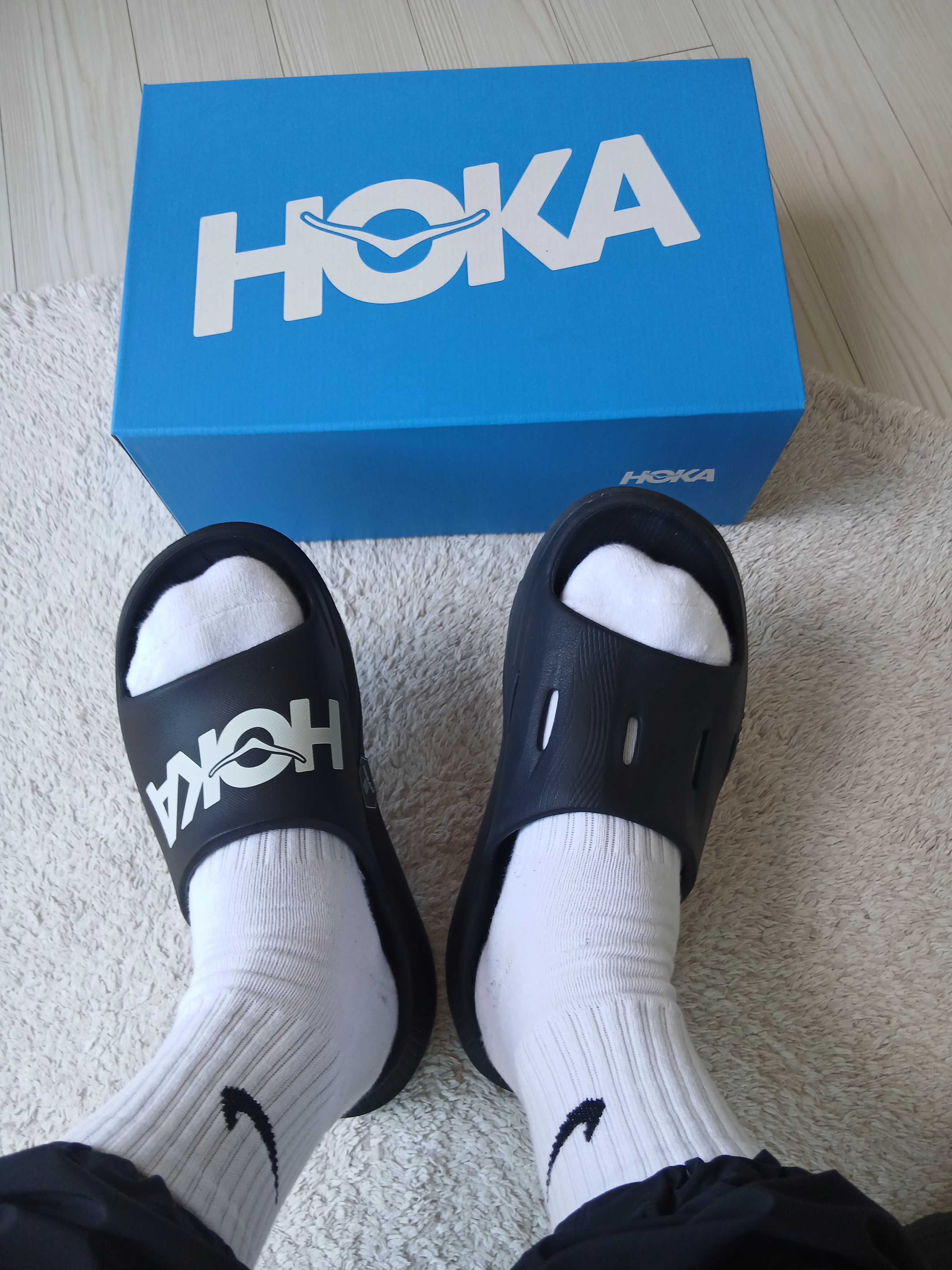 Hoka Ora Athletic Slide Black White, Hoka Ora Recovery Slide 3 Black 착용 스타일 - 2