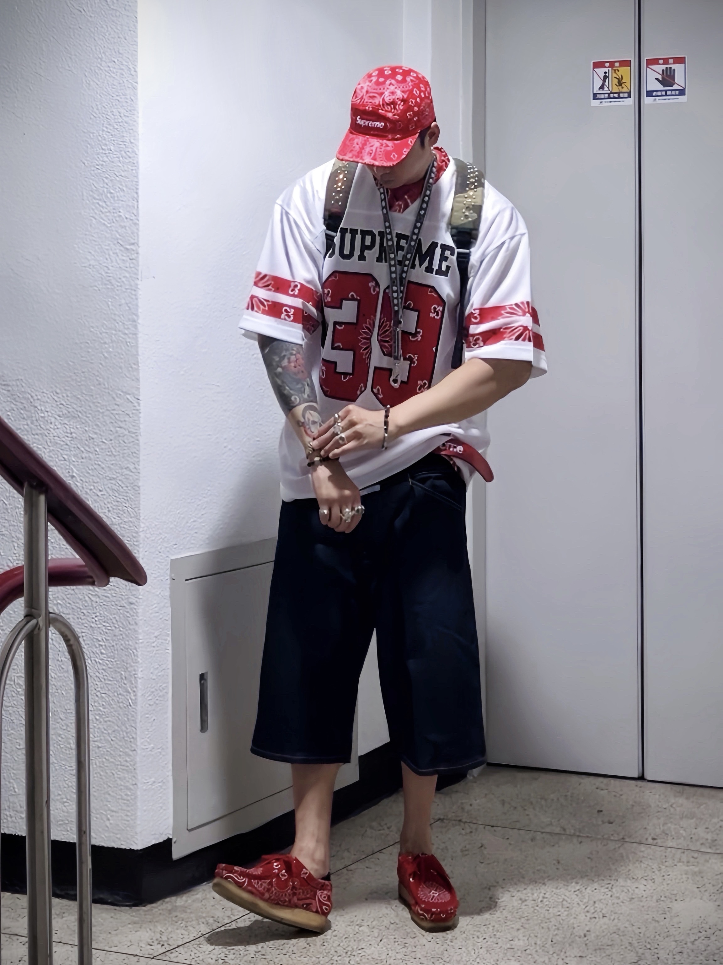 Supreme Bandana Jacquard Denim Camp Cap Red - 25SS, Supreme Hanes Bandana Tagless T-Shirt Red (2 Pack) 착용 스타일