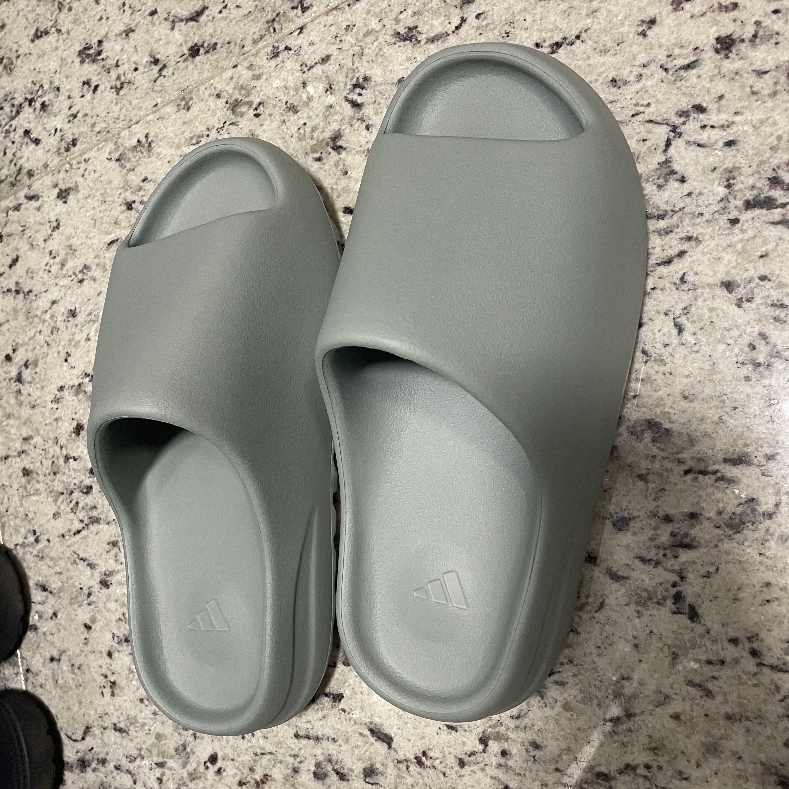 Adidas Yeezy Slide Salt 착용 스타일