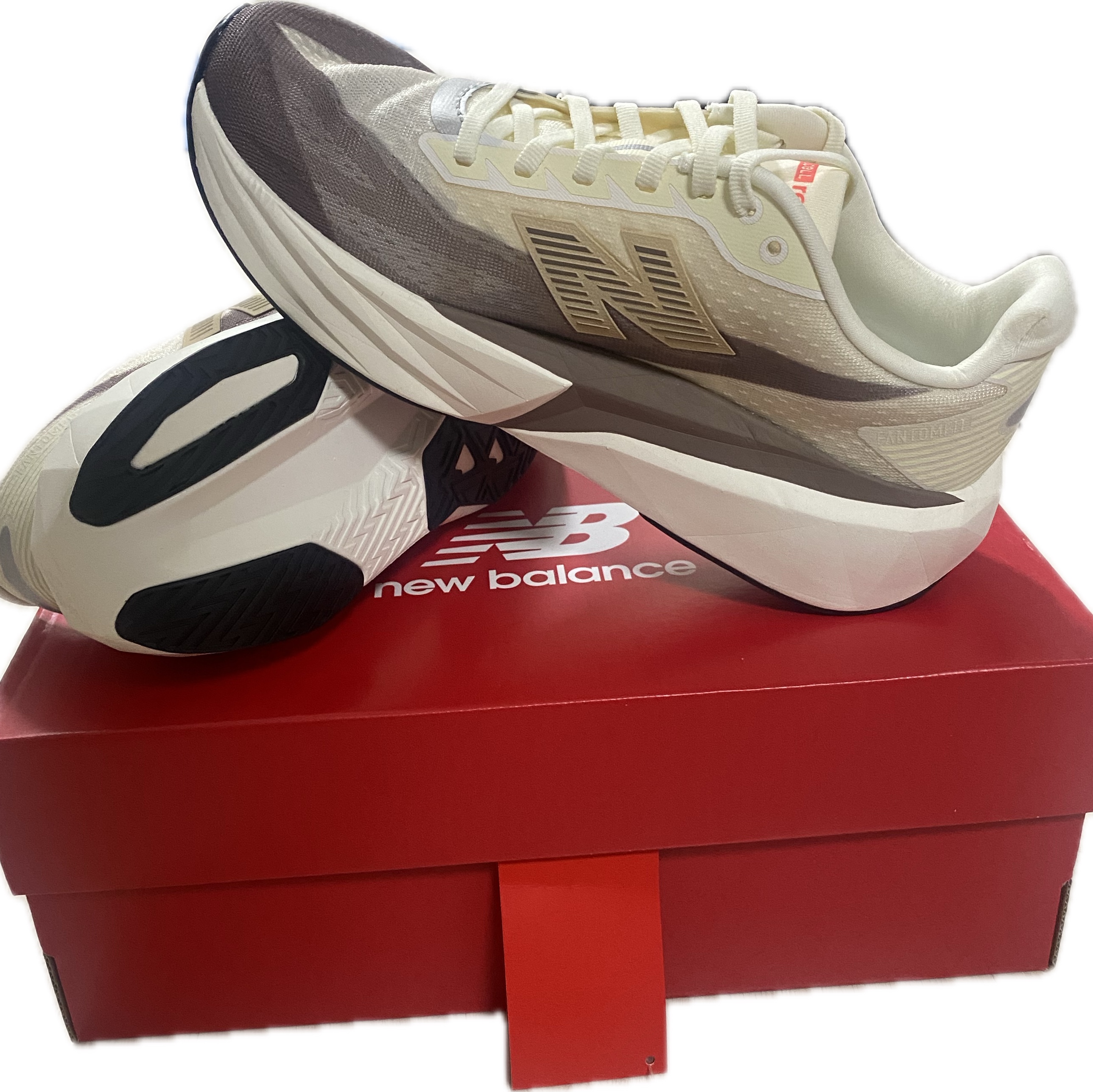 New Balance FuelCell Rebel v5 Angora Earth Shadow Sea Salt - D Standard 착용 스타일