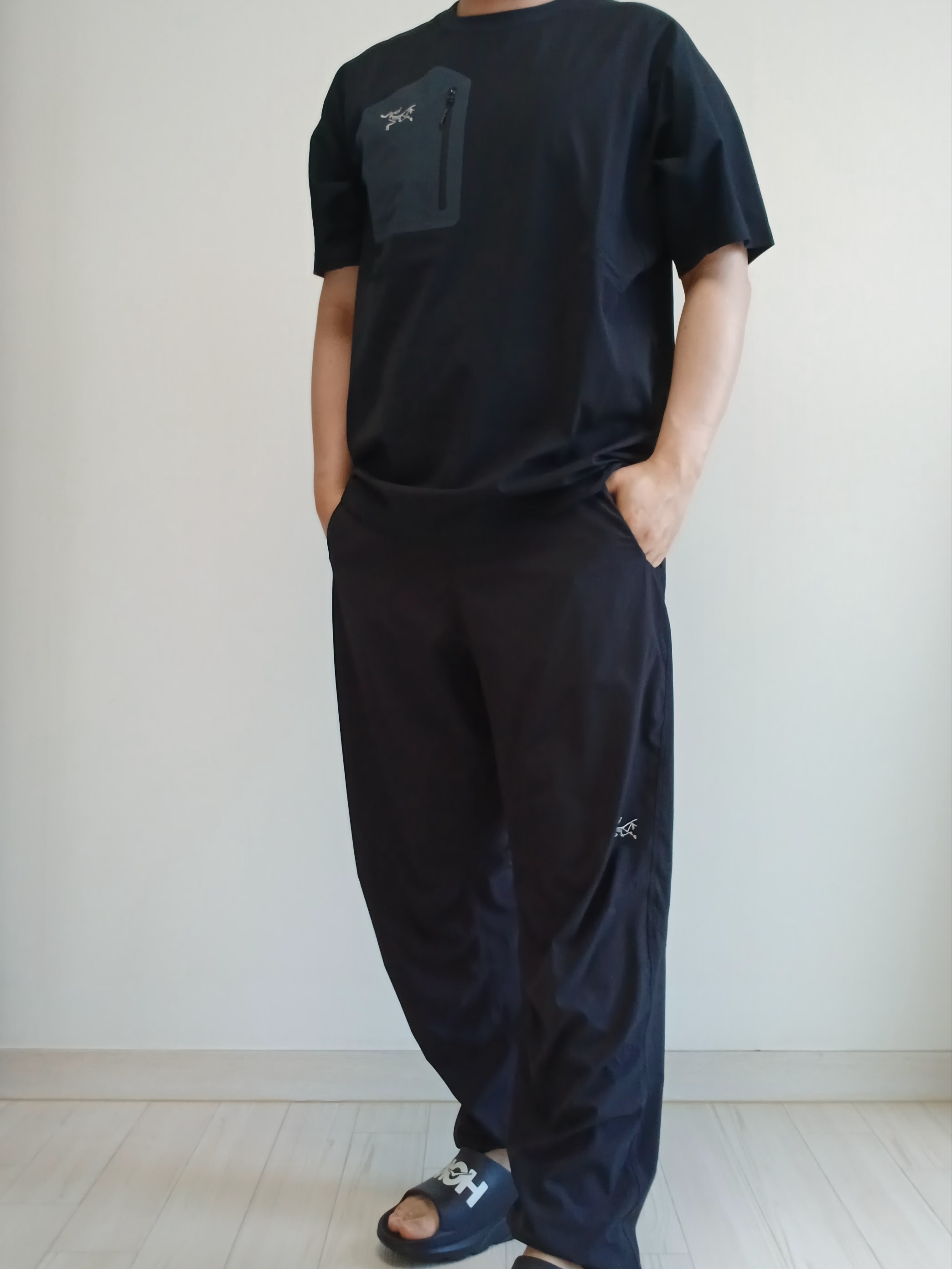 Hoka Ora Athletic Slide Black White, Arc'teryx Konseal Pocket T-Shirt Black Grey 착용 스타일 - 1
