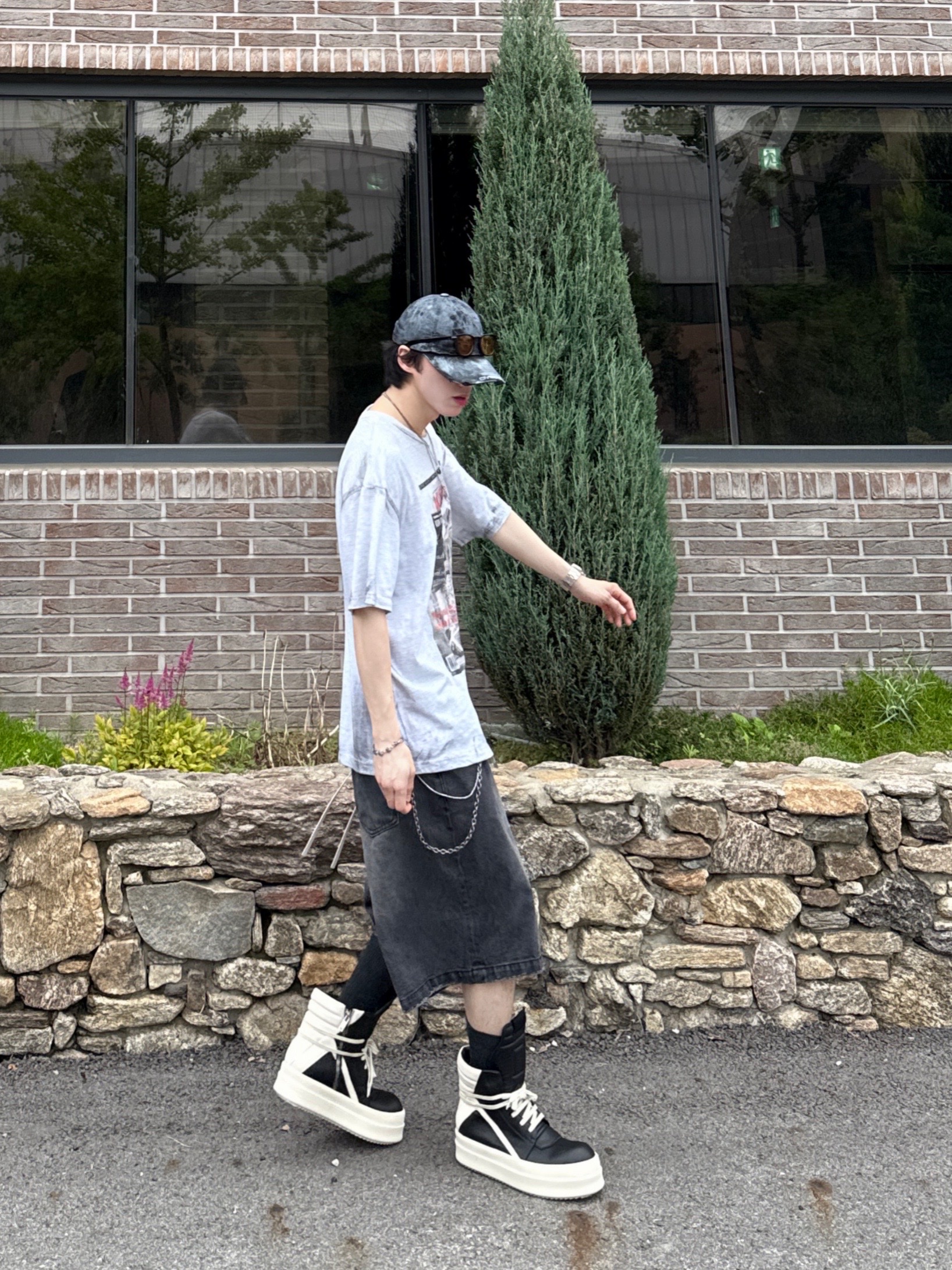 GRAILZ x KOIN SEOUL Magazine T-Shirts Melange Grey, Rick Owens Hollywood Mega Bumper Geobasket in Full Grain Calf Leather Black Milk 착용 스타일 - 4
