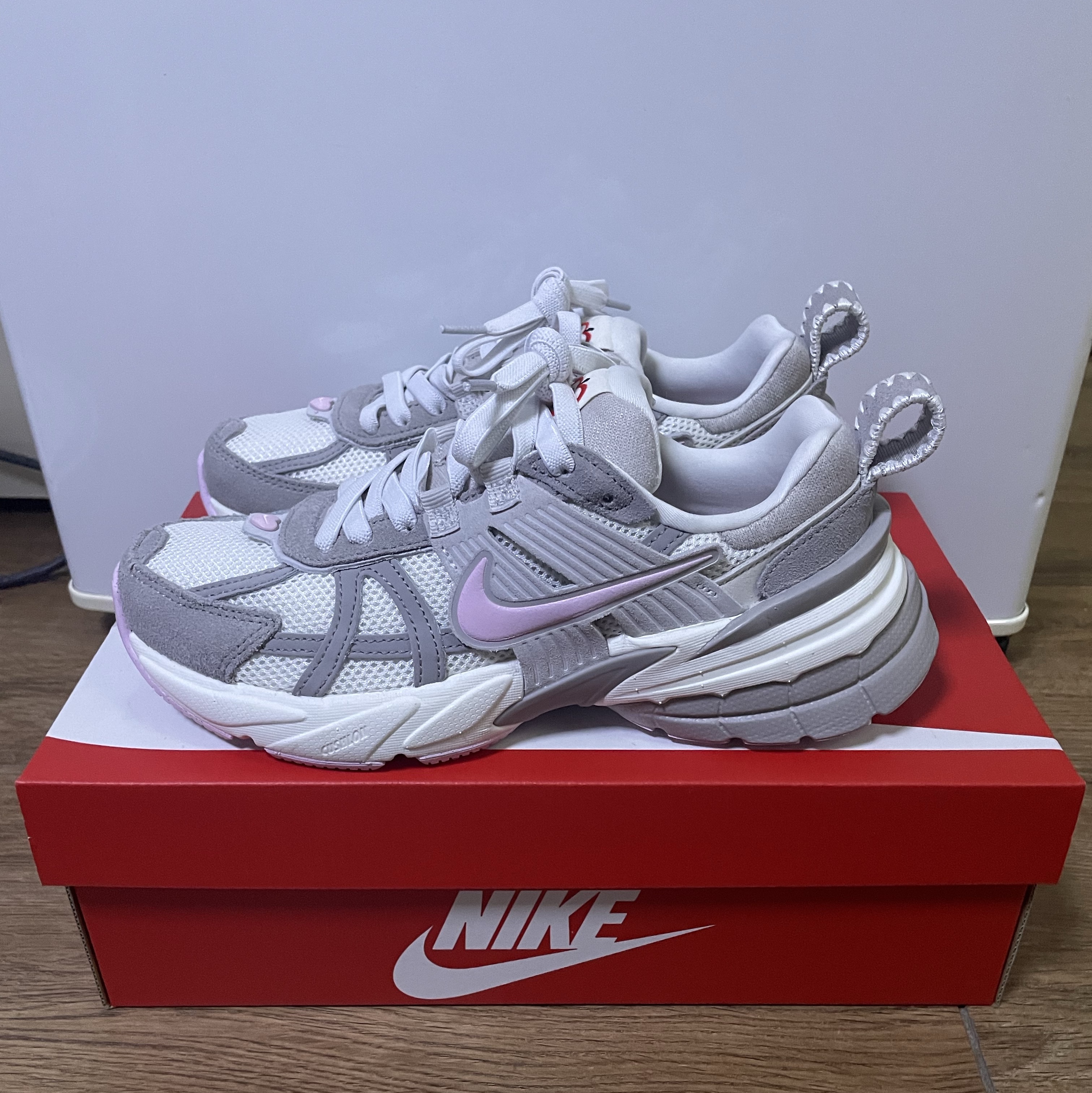 (W) Nike V2K Run Sail Pink Foam 착용 스타일 - 1