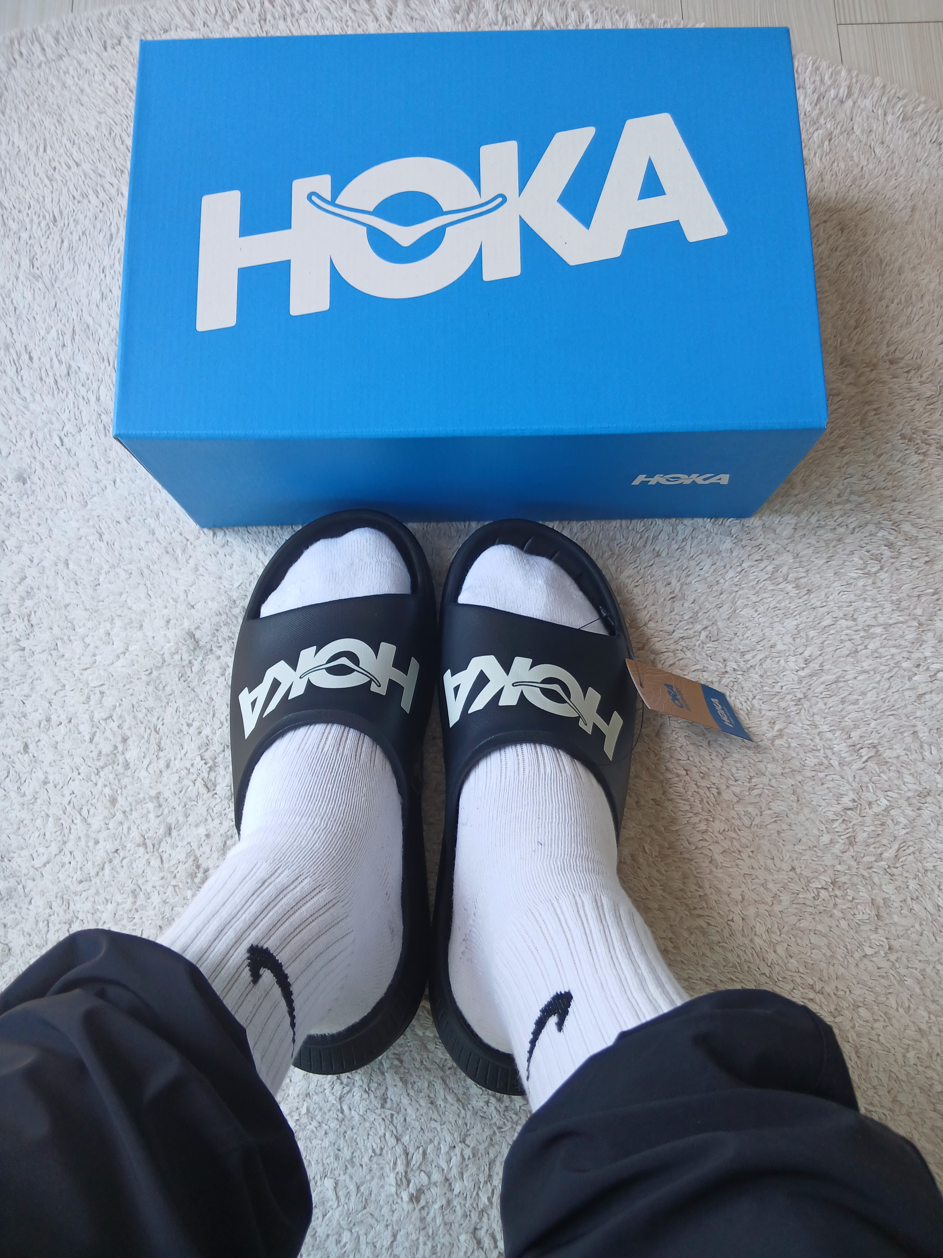 Hoka Ora Athletic Slide Black White, Arc'teryx Incendo Pants Black 착용 스타일 - 1