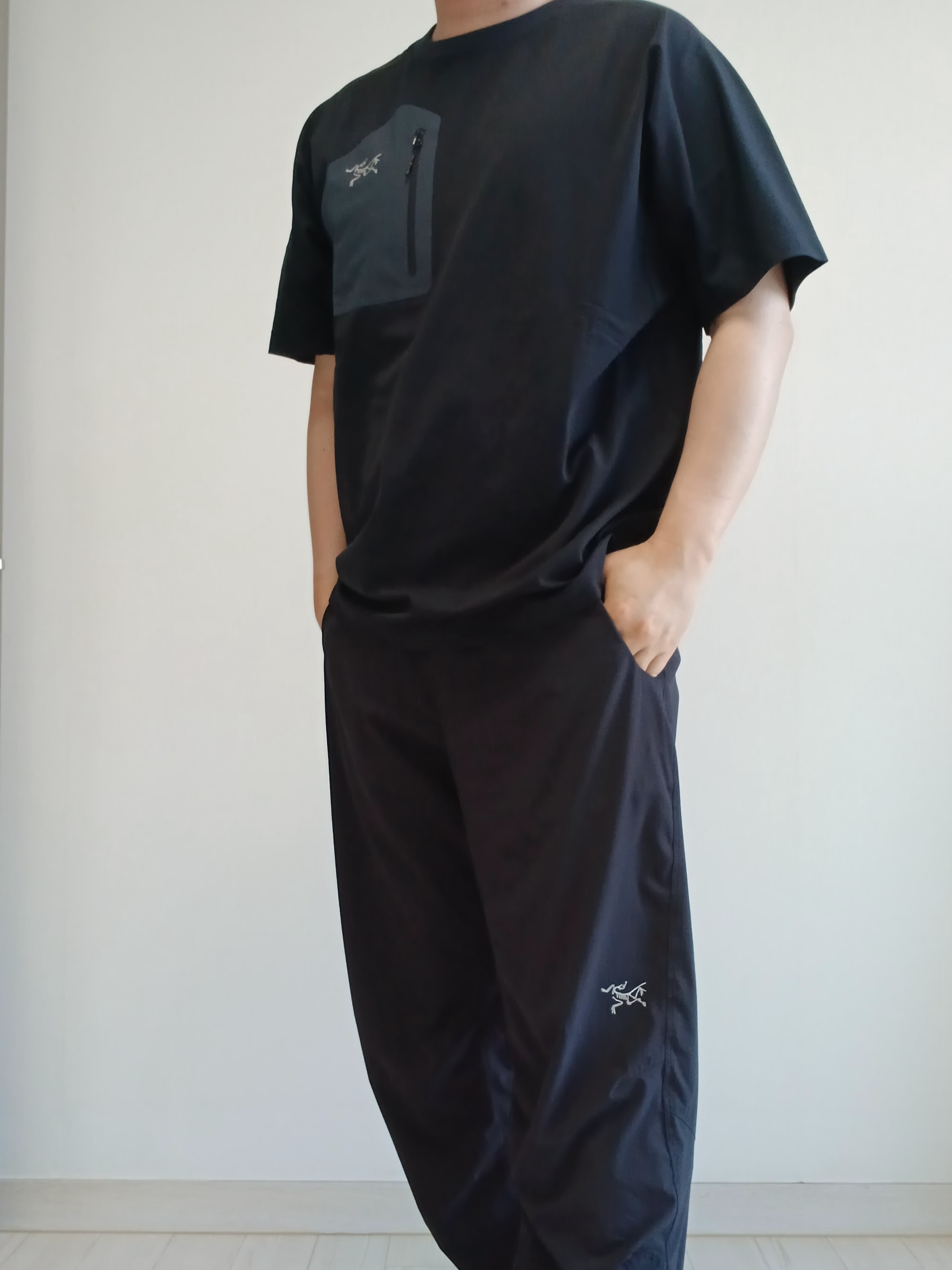 Hoka Ora Athletic Slide Black White, Arc'teryx Konseal Pocket T-Shirt Black Grey 착용 스타일 - 6