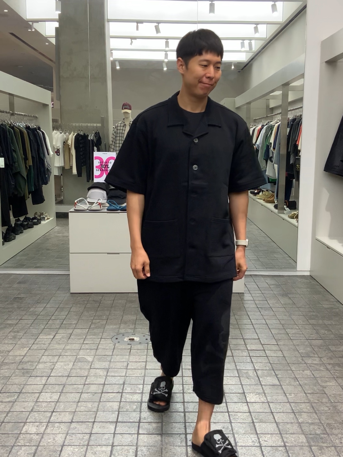 Mastermind Japan x Suicoke Sandals Black - 25FW, Mastermind World SS Shirt Pants Set Black - 25SS 착용 스타일 - 3