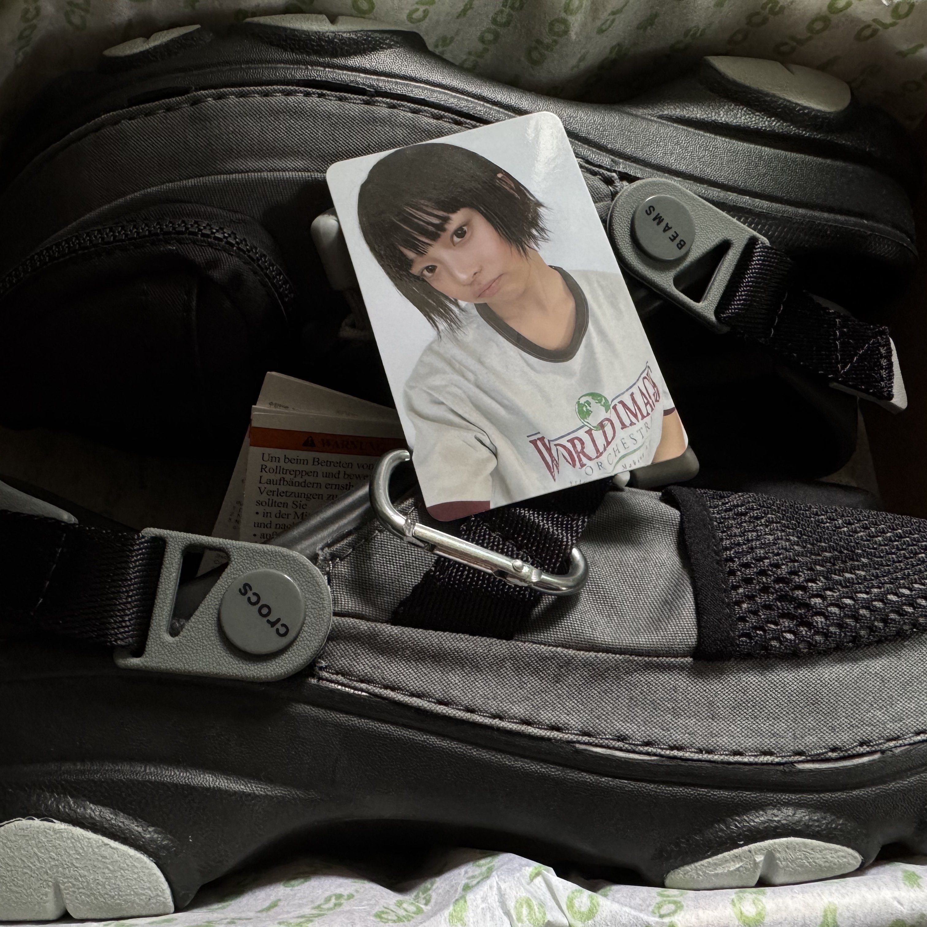 Crocs x Beams Classic All Terrain Mountain Parka Clog Grey 착용 스타일 - 3