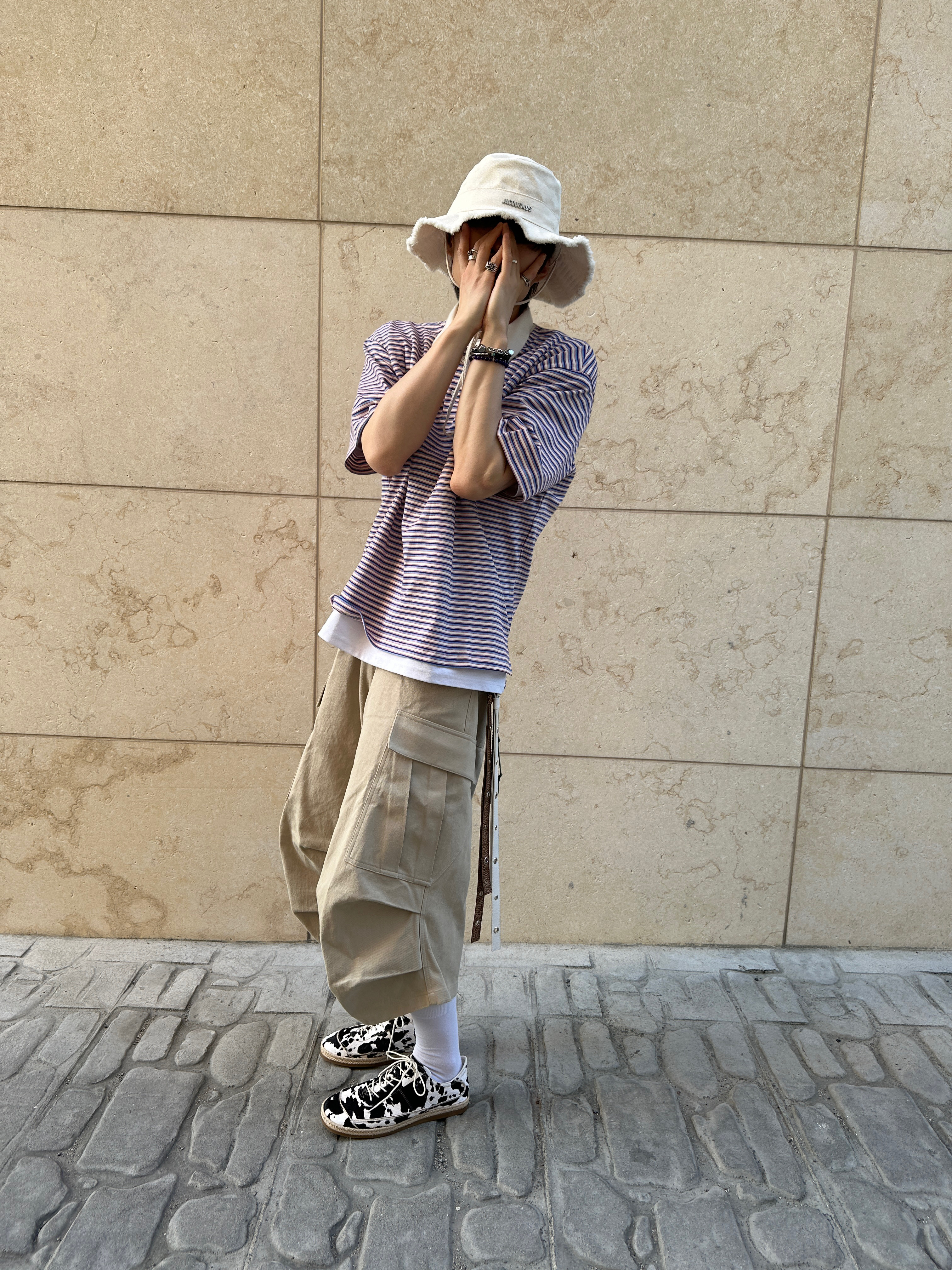 Nonnod Side cargo shorts Beige, Jacquemus Le Bob Artichaut Bucket Hat Off White 착용 스타일 - 1