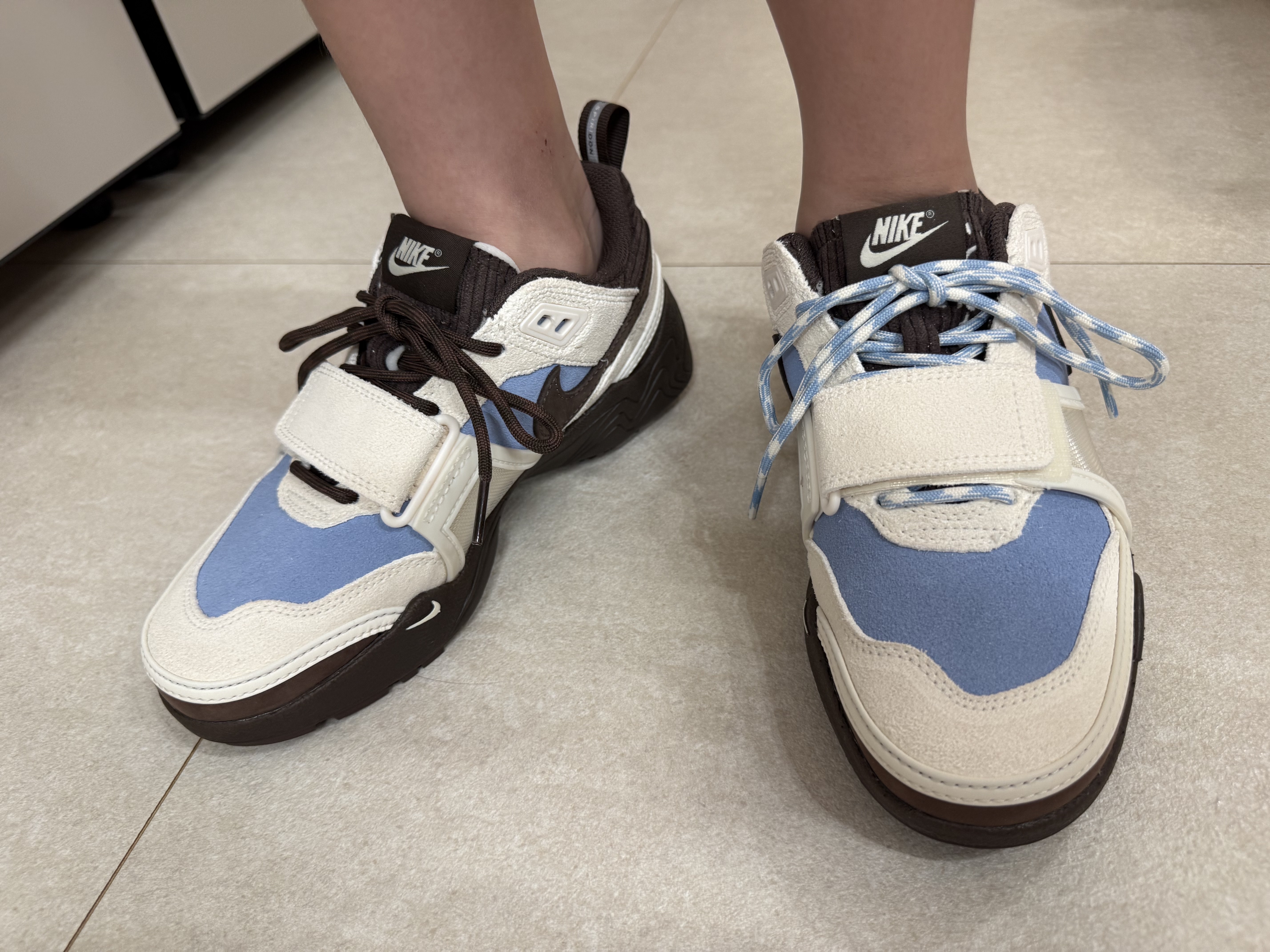 Nike x Travis Scott Zoom Field Jaxx Pale Ivory and Leche Blue 착용 스타일 - 2