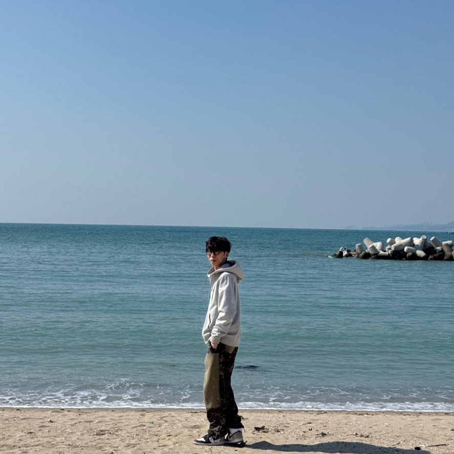 Keen x Eastlogue Jasper Rocks Sneakers Scarab Arctic, Uniqlo Multi Pocket Shoulder Bag Olive 착용 스타일 - 4