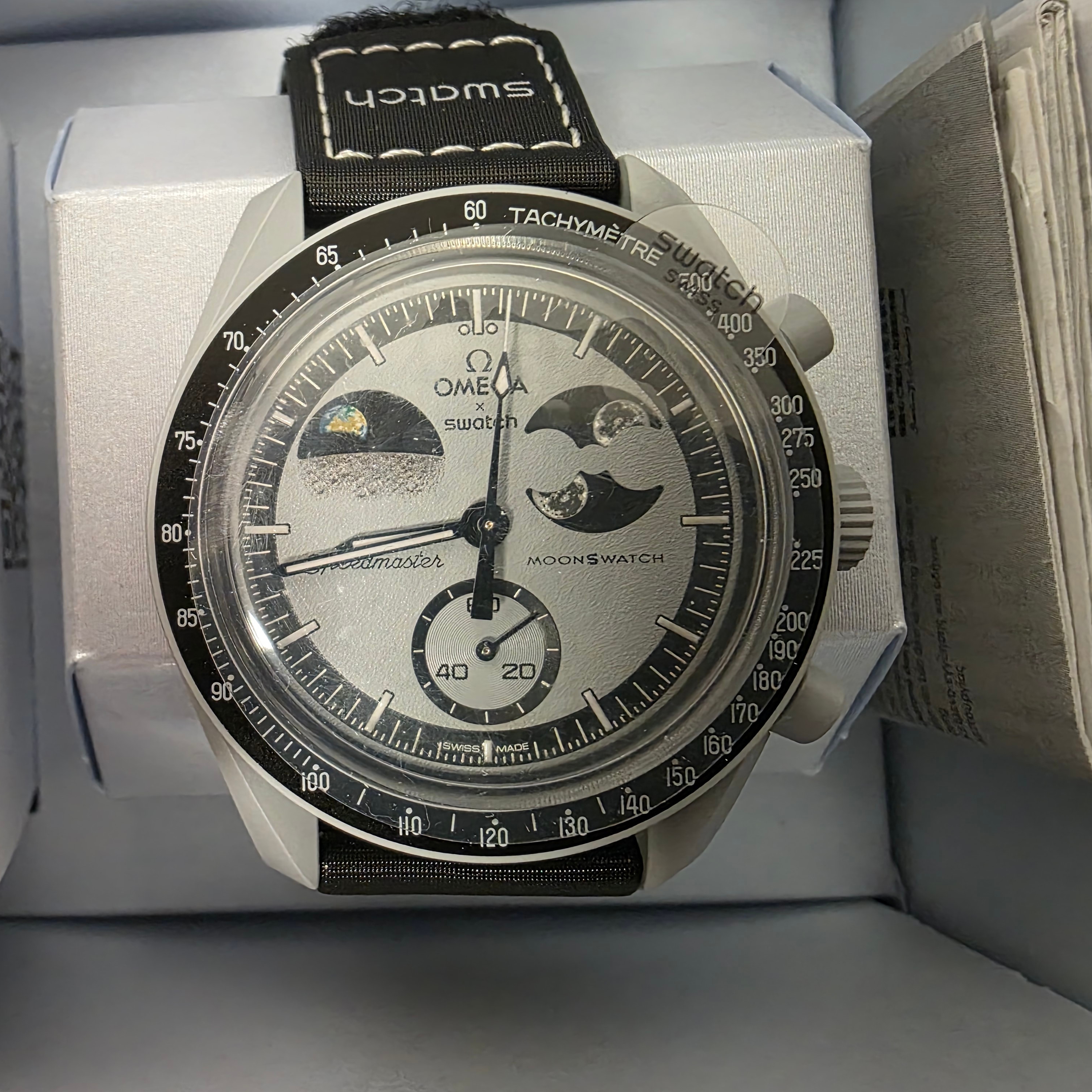 Swatch x Omega Bioceramic MoonSwatch Mission To Earthphase 착용 스타일