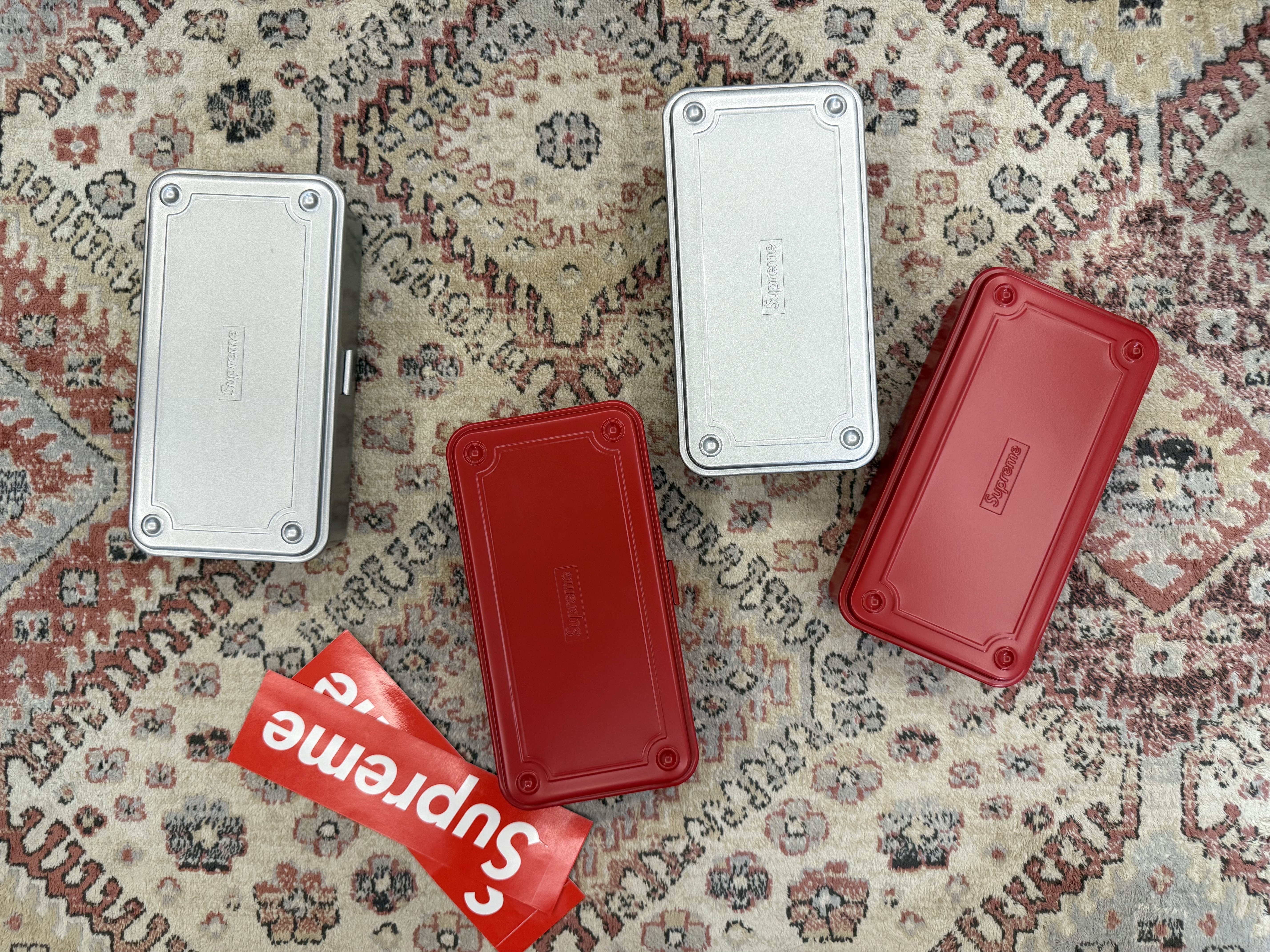 Supreme x Toyo Steel T-190 Mini Toolbox Red - 25SS, Supreme x Toyo Steel T-190 Mini Toolbox Silver - 25SS 착용 스타일 - 3