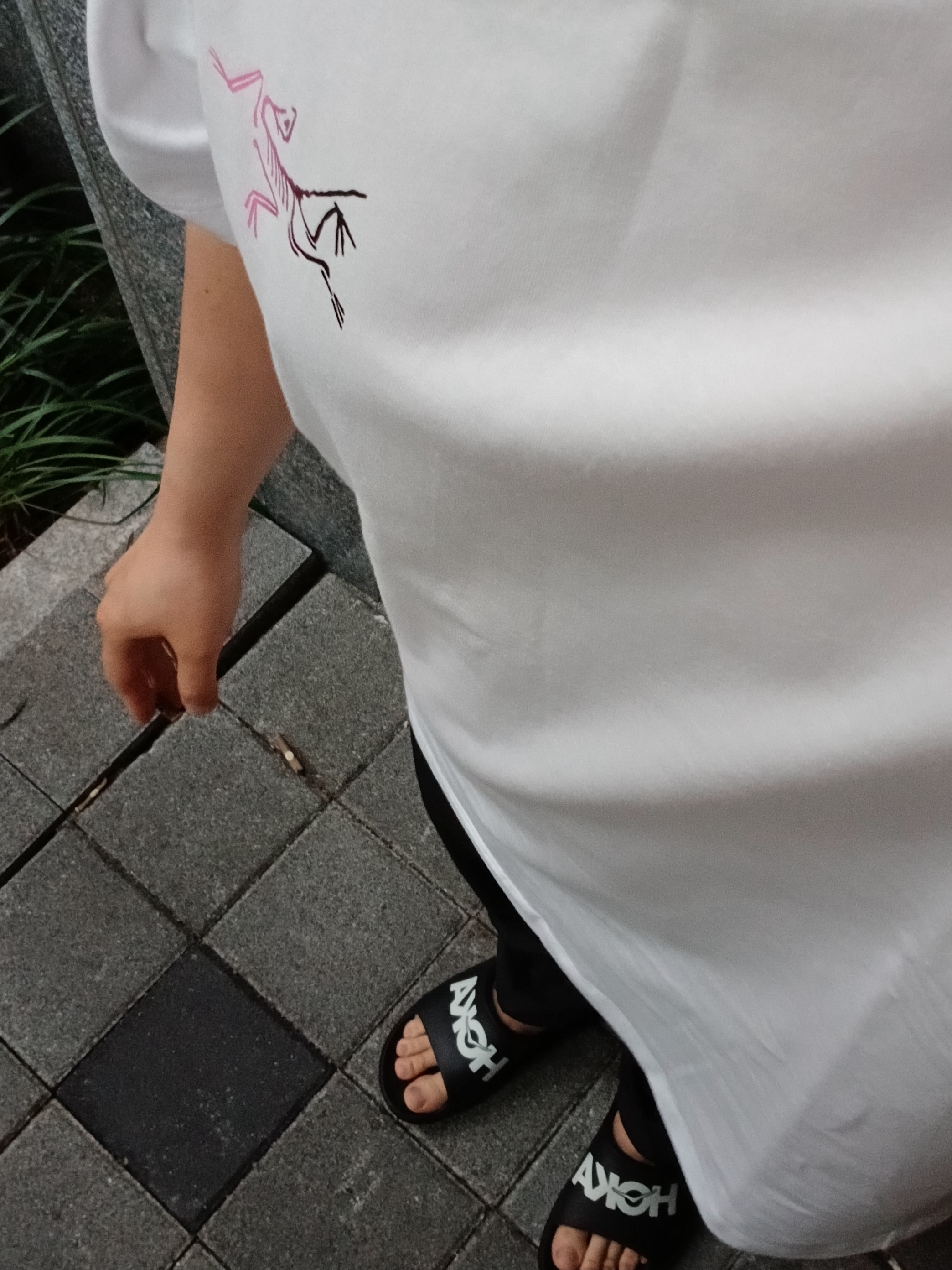 Arc'teryx Kragg Cotton Logo SS T-Shirt White Light Soul, Hoka Ora Athletic Slide Black White 착용 스타일 - 1