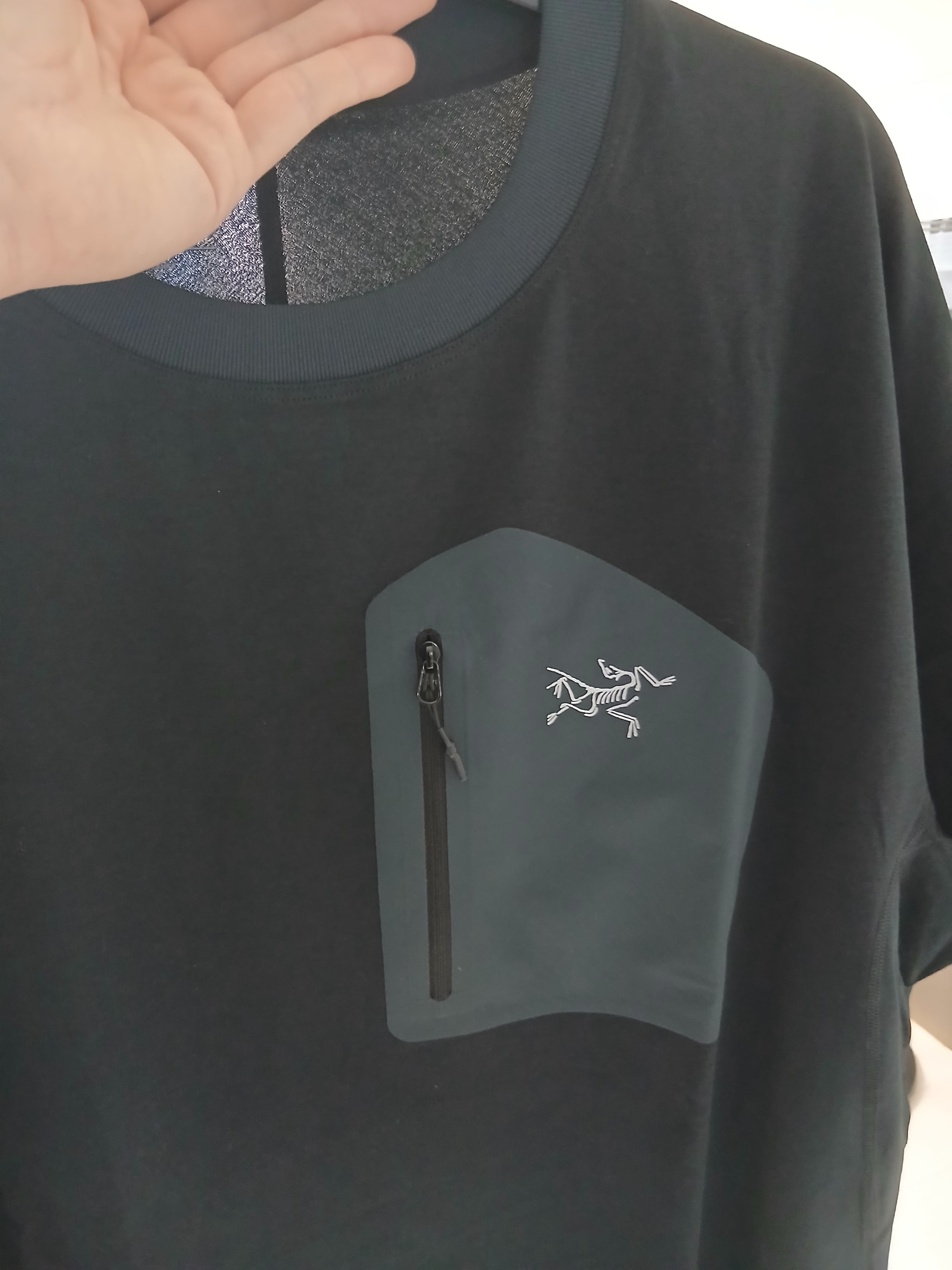 Arc'teryx Konseal Pocket T-Shirt Black Grey, Arc'teryx Konseal Pocket SS T-Shirt Black Grey 착용 스타일 - 3