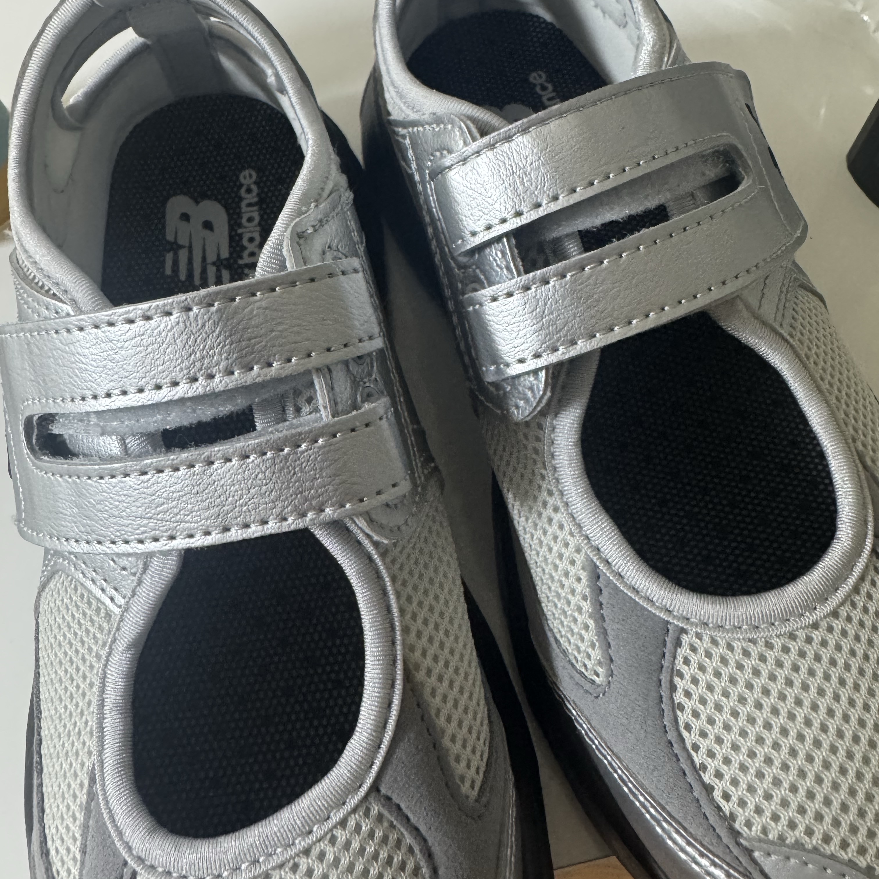 (W) New Balance Breeze SD2202 Metalic Silver 착용 스타일