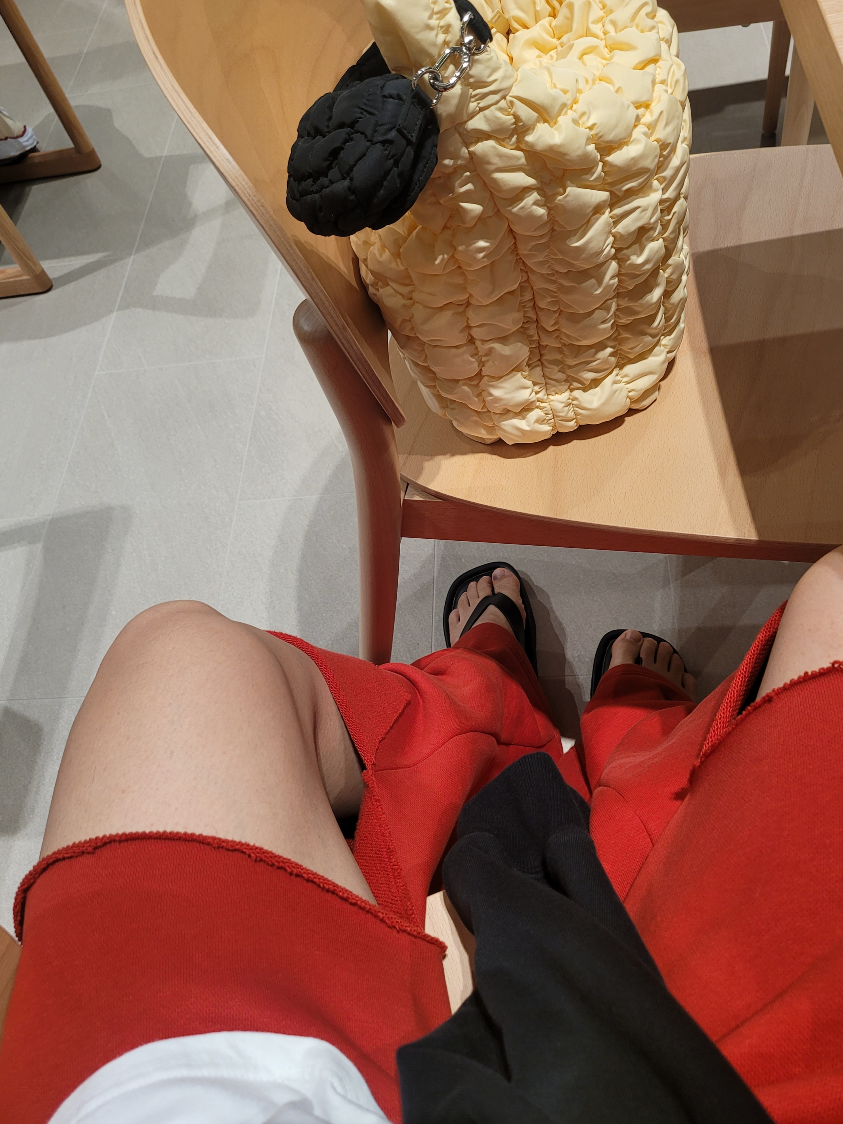 COS Quilted Nano Bag Black, COS Quilted Mini Tote Bag Light Yellow 착용 스타일 - 1