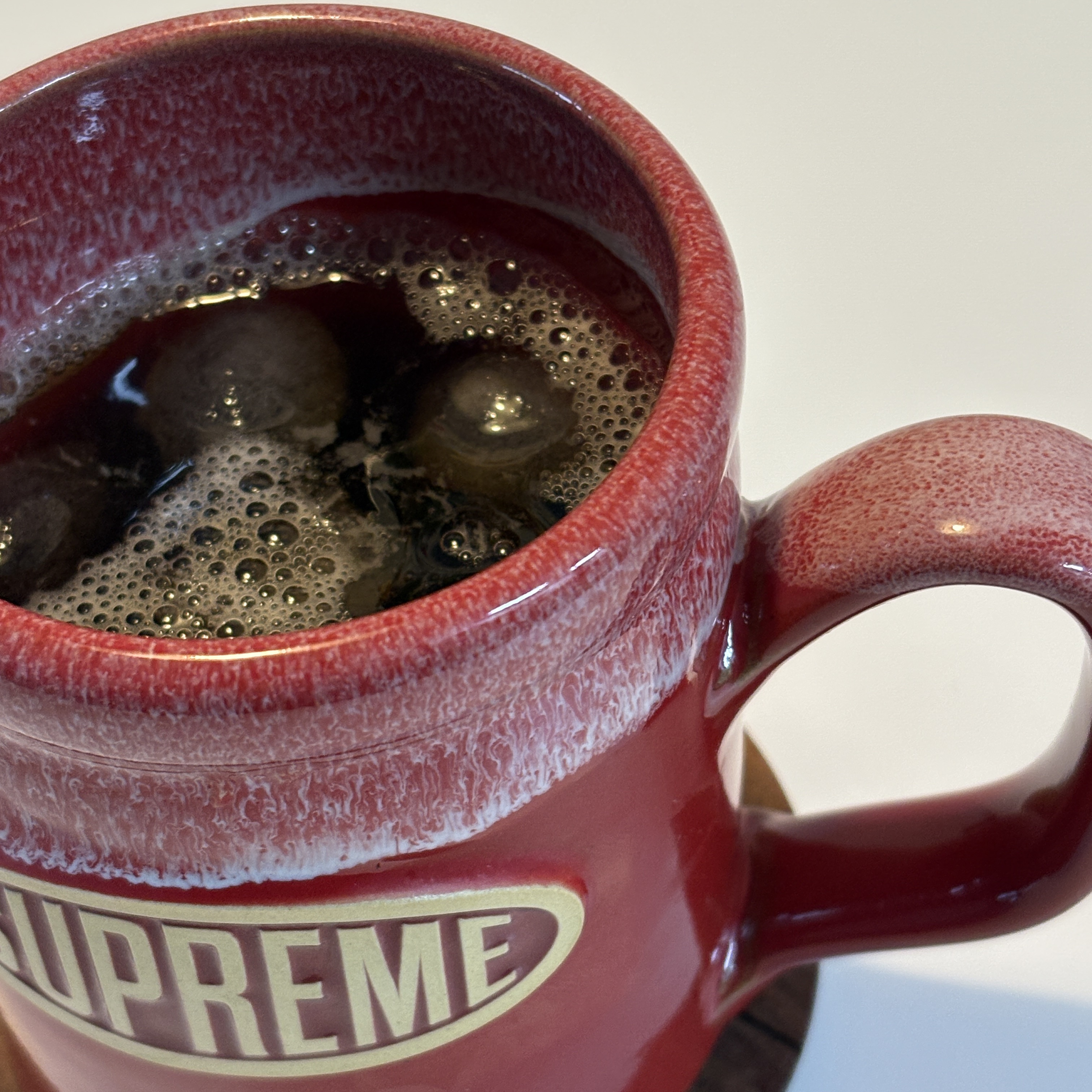 Supreme x Deneen Camper Mug Red - 25SS 착용 스타일
