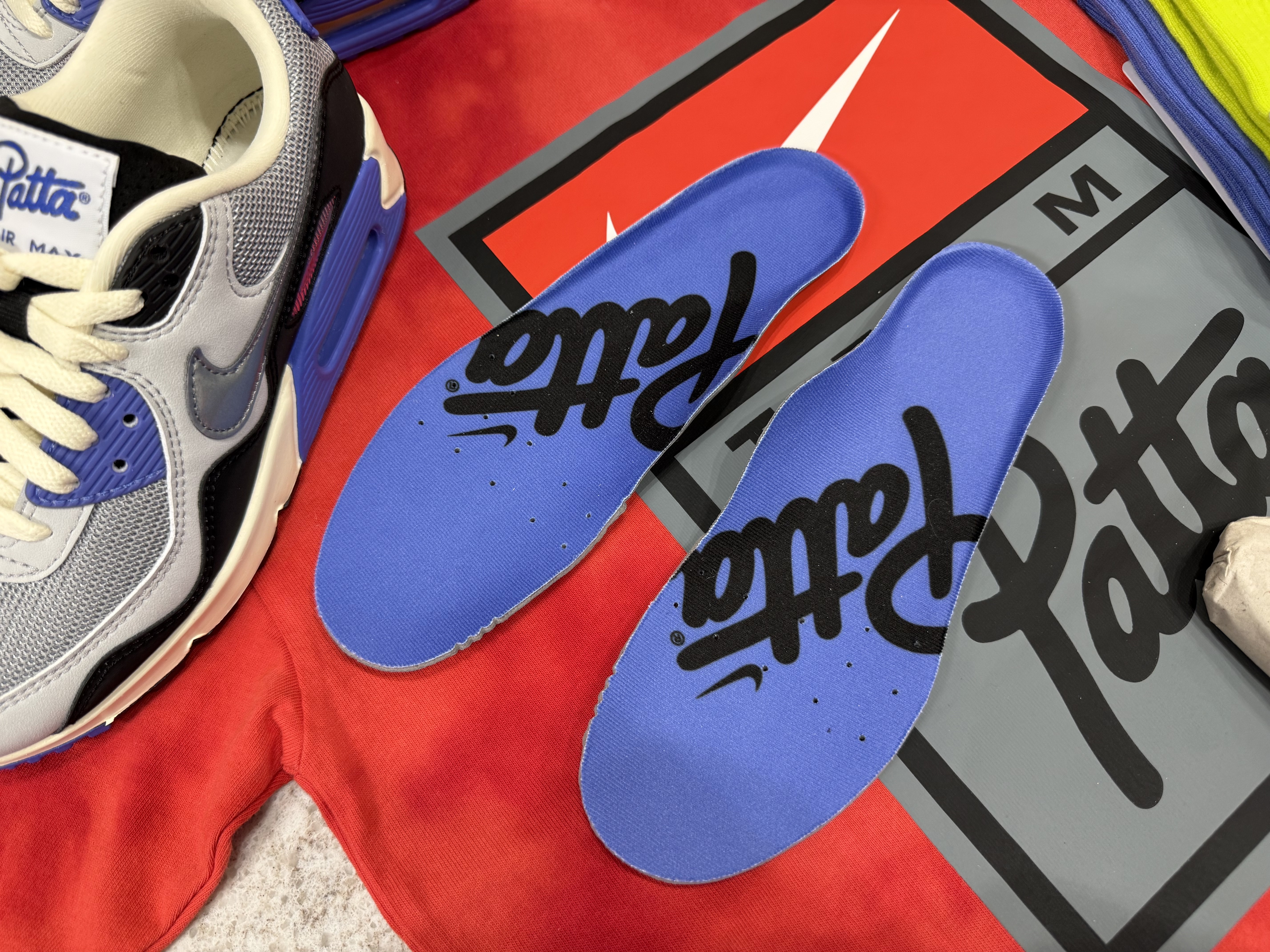 Nike x Patta Air Max 90 Sapphire and Particle Grey, Nike x Patta T-Shirt Rush Red (HQ3907-612) 착용 스타일 - 7