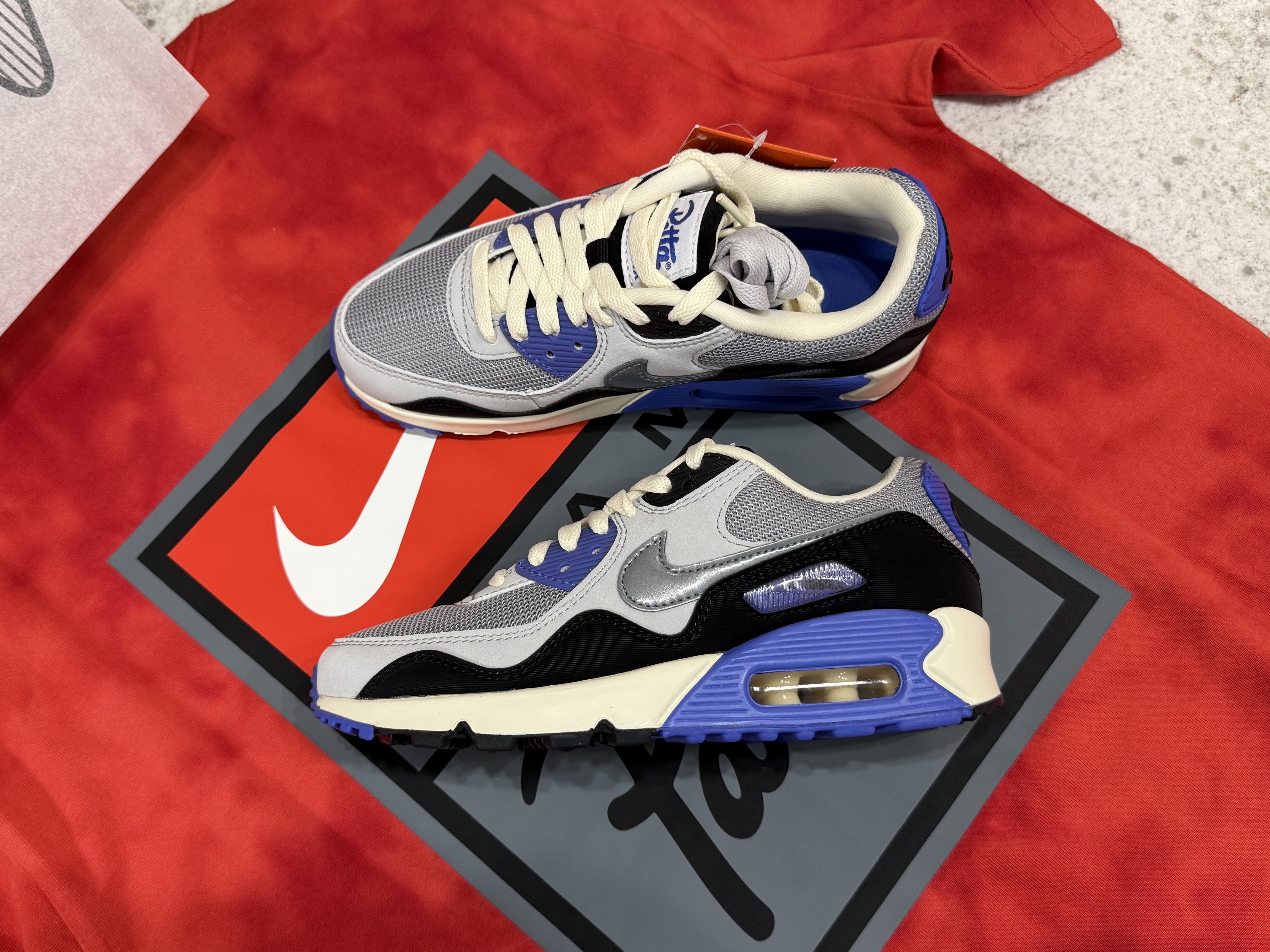 Nike x Patta Air Max 90 Sapphire and Particle Grey, Nike x Patta T-Shirt Rush Red (HQ3907-612) 착용 스타일 - 4