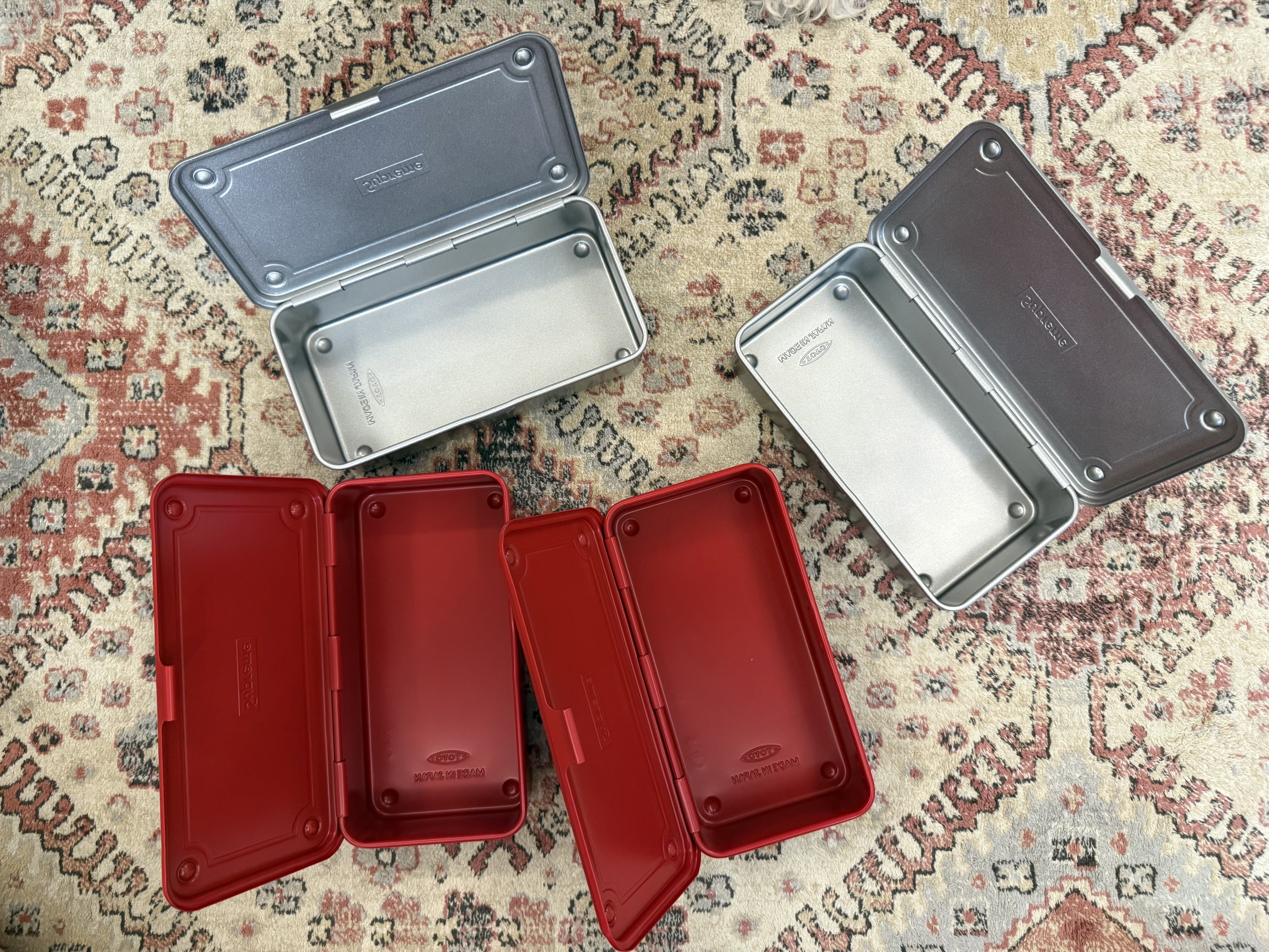 Supreme x Toyo Steel T-190 Mini Toolbox Red - 25SS, Supreme x Toyo Steel T-190 Mini Toolbox Silver - 25SS 착용 스타일 - 4