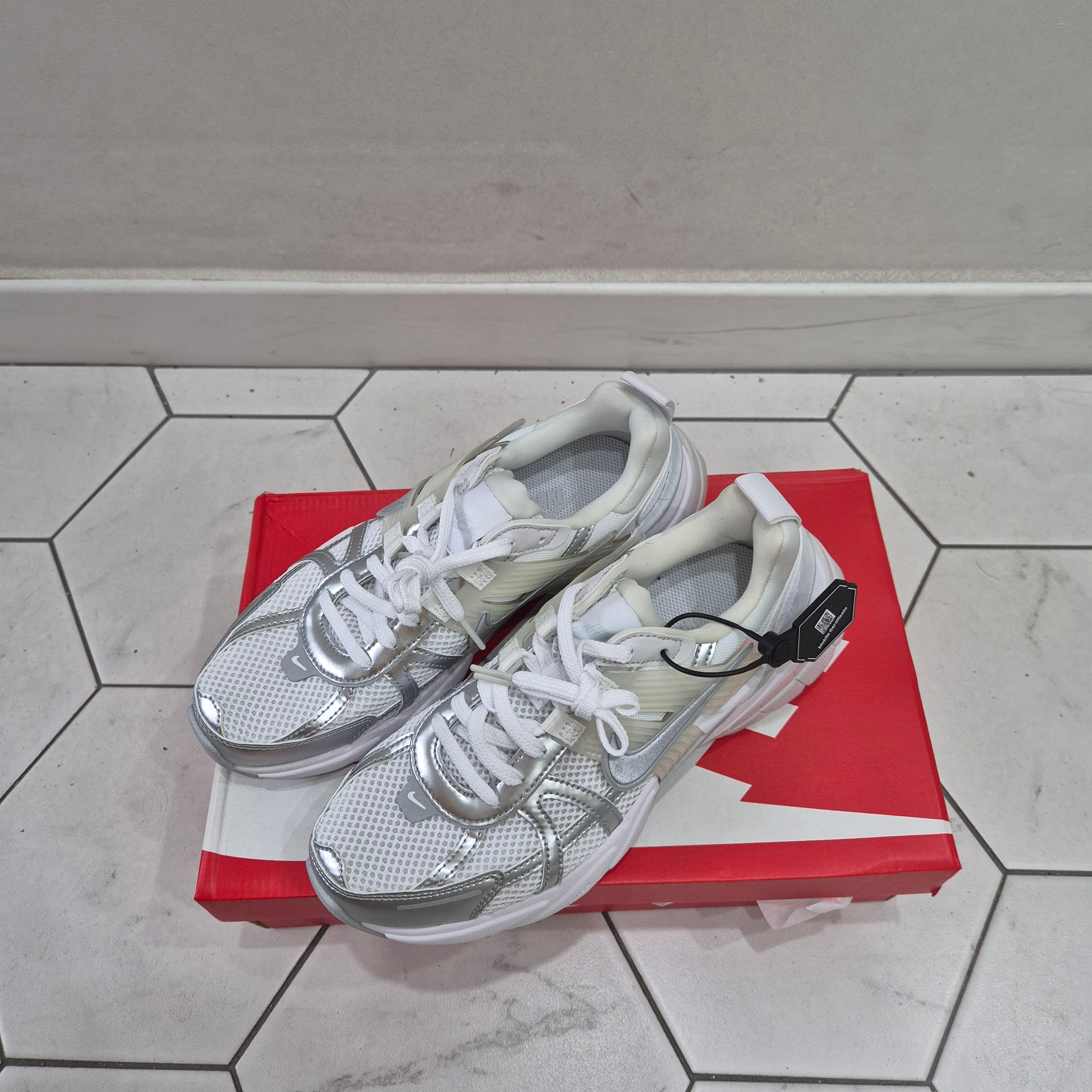 Nike V2K Run Metallic Silver White 착용 스타일 - 2