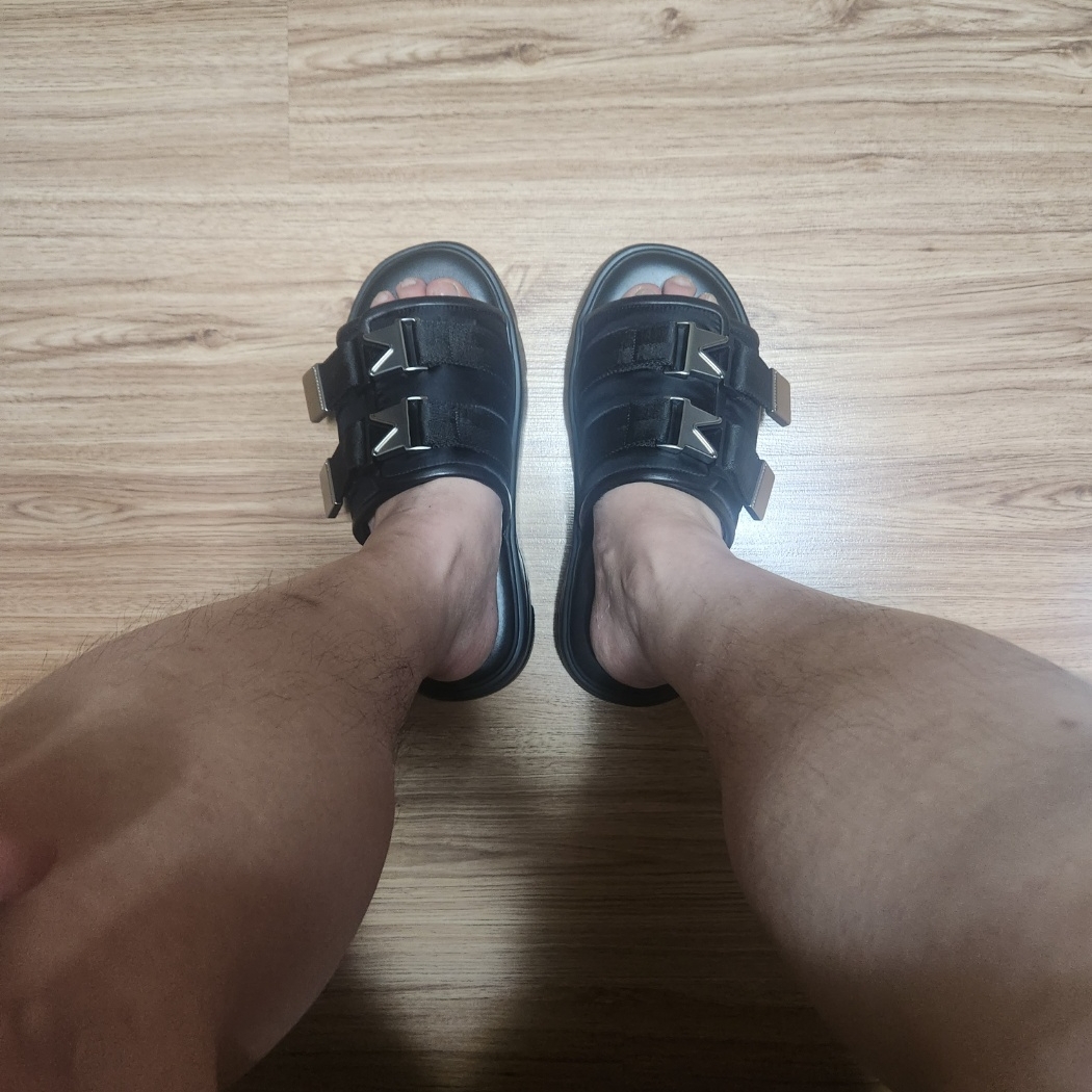 Bottega Veneta Flash Padded Technical Fabric Flat Sandals Black 착용 스타일