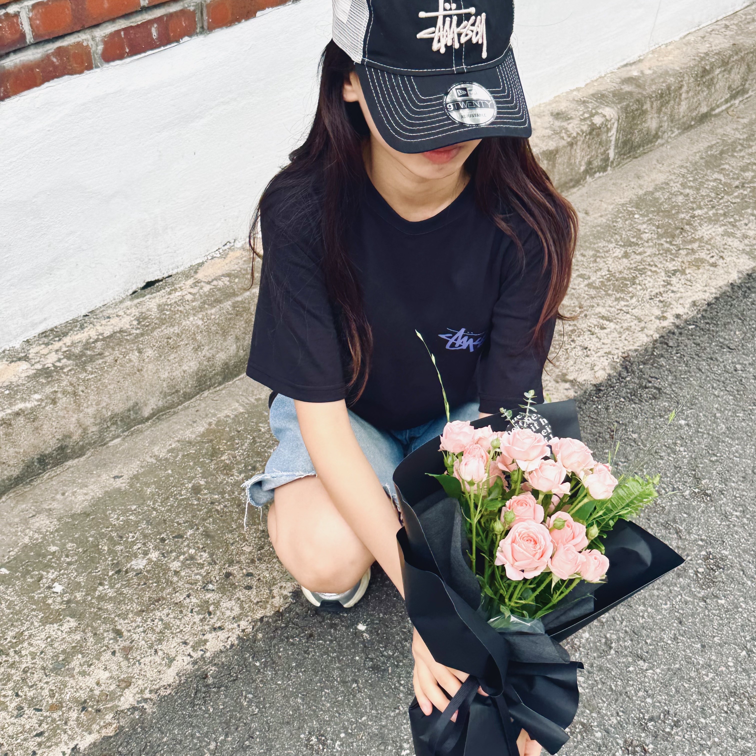 Stussy Flower Bomb T-Shirt Black, Stussy New Era 9twenty Basic Trucker Shade Black 착용 스타일 - 2