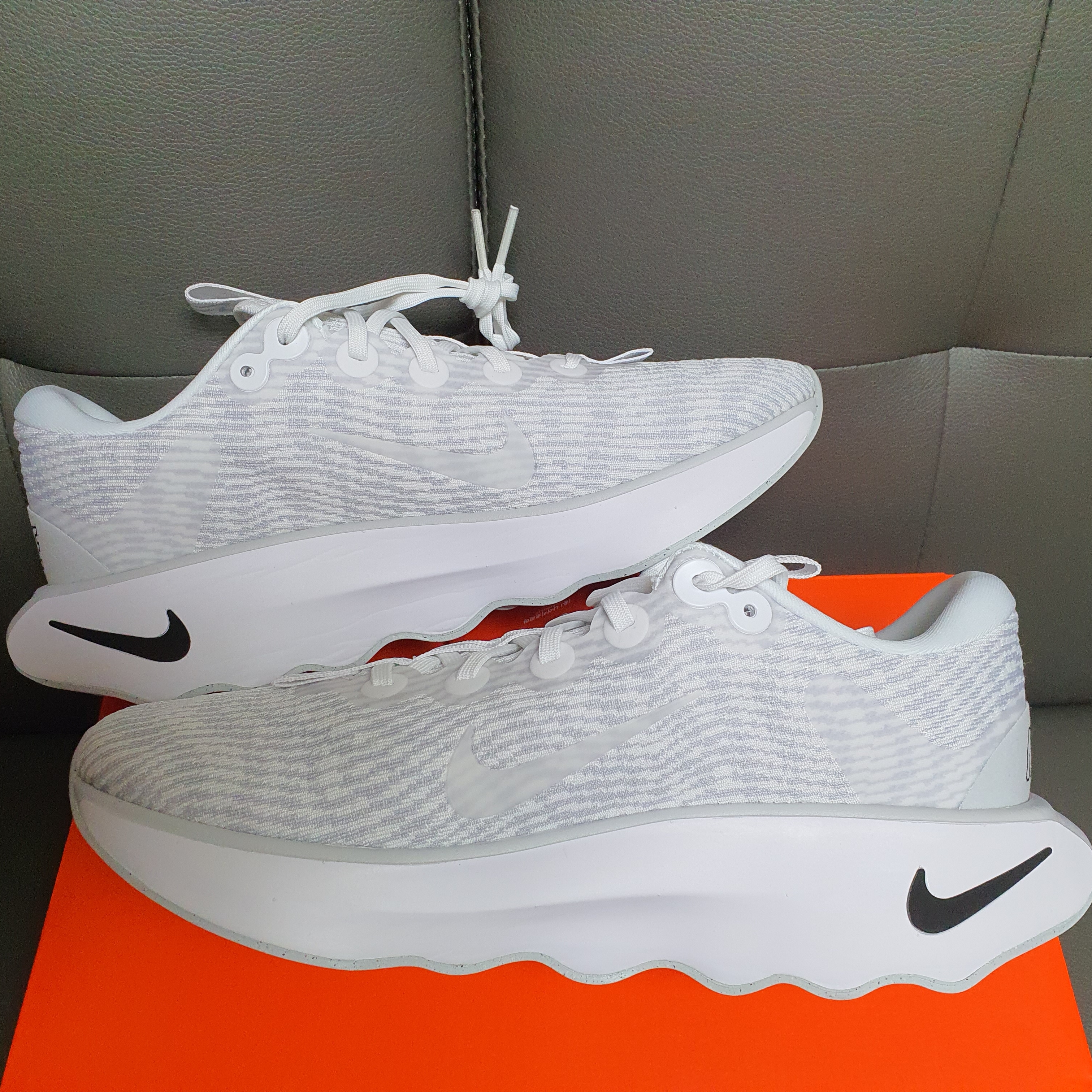 Nike Motiva White Black 착용 스타일