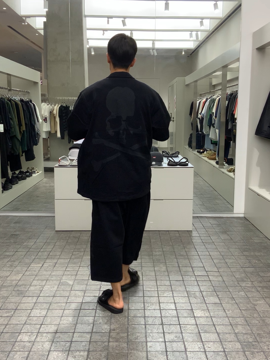 Mastermind Japan x Suicoke Sandals Black - 25FW, Mastermind World SS Shirt Pants Set Black - 25SS 착용 스타일 - 1