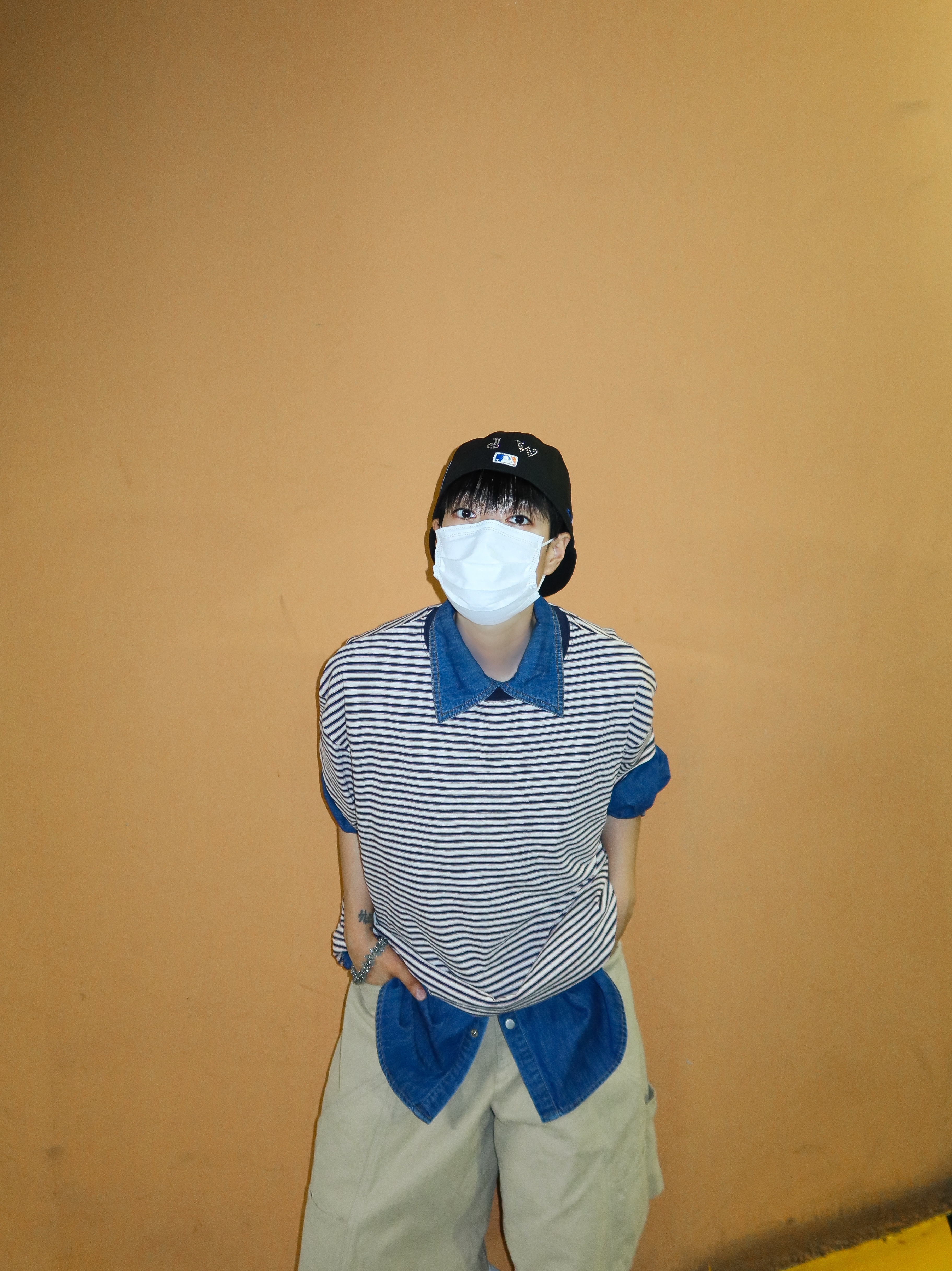 Hono Report Stripe T-Shirt Blue Stripe, Hono Report Twin Flowers Necklace 착용 스타일 - 5