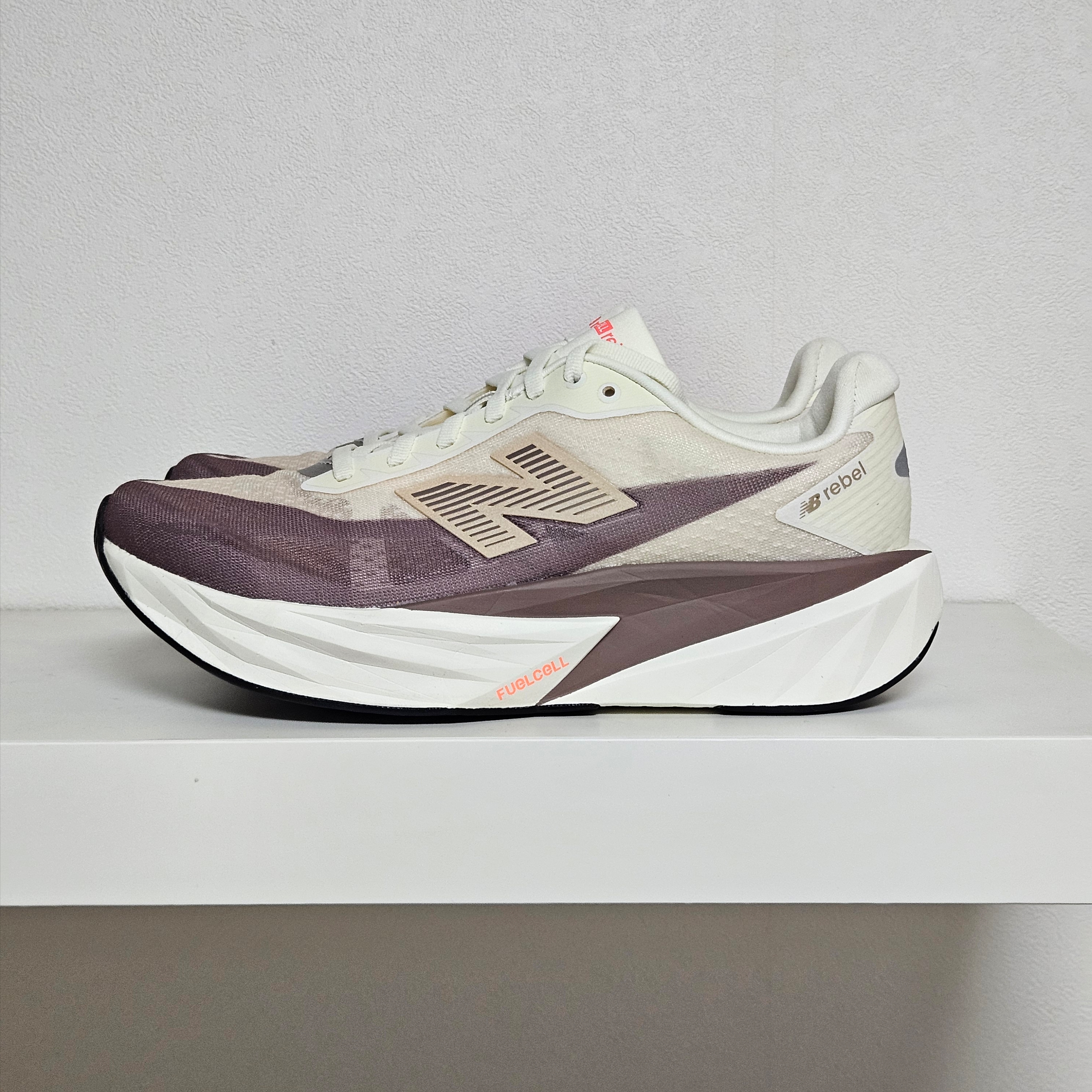 New Balance FuelCell Rebel v5 Angora Earth Shadow Sea Salt - D Standard 착용 스타일 - 1