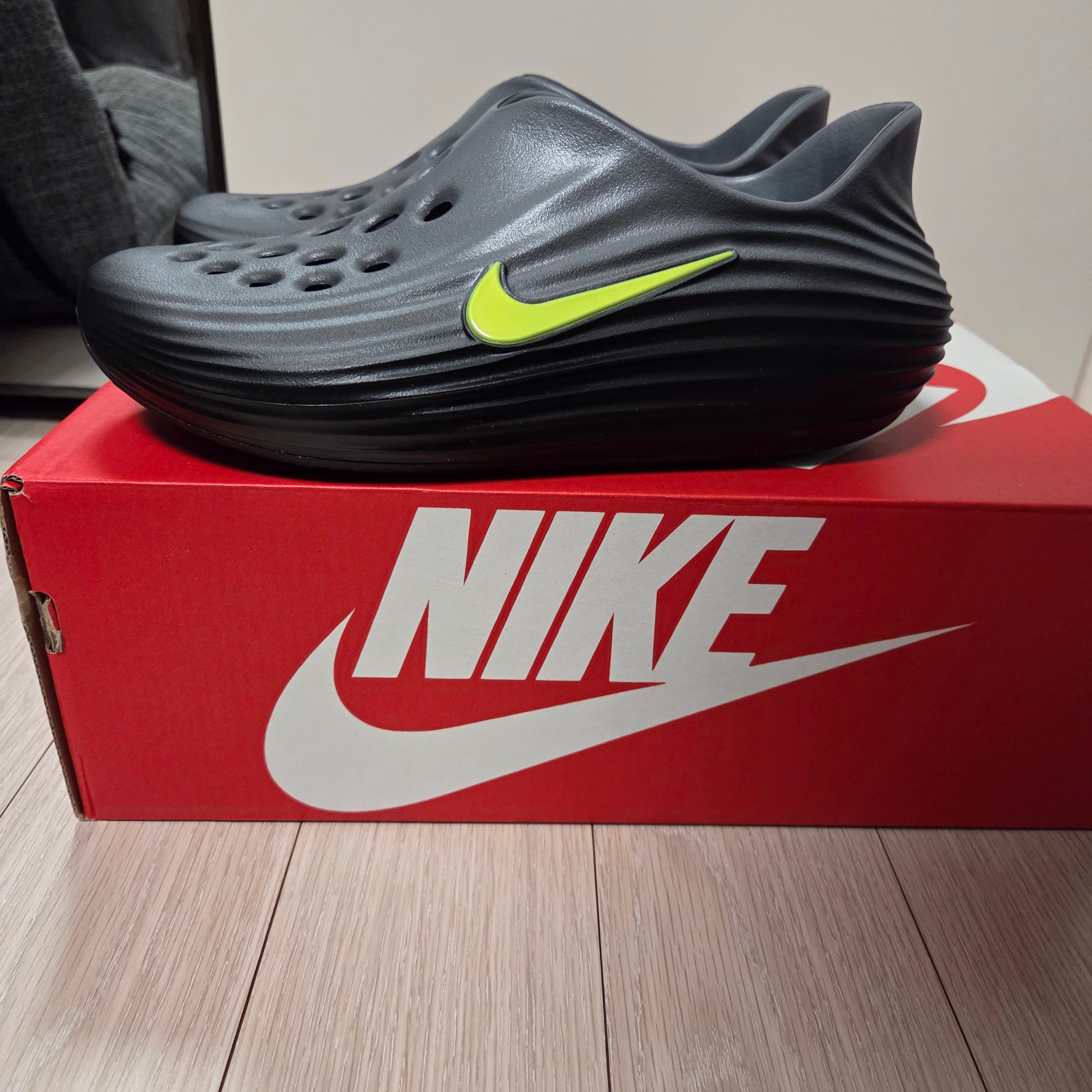 Nike ReactX Rejuven8 Black Cool Grey 착용 스타일 - 2