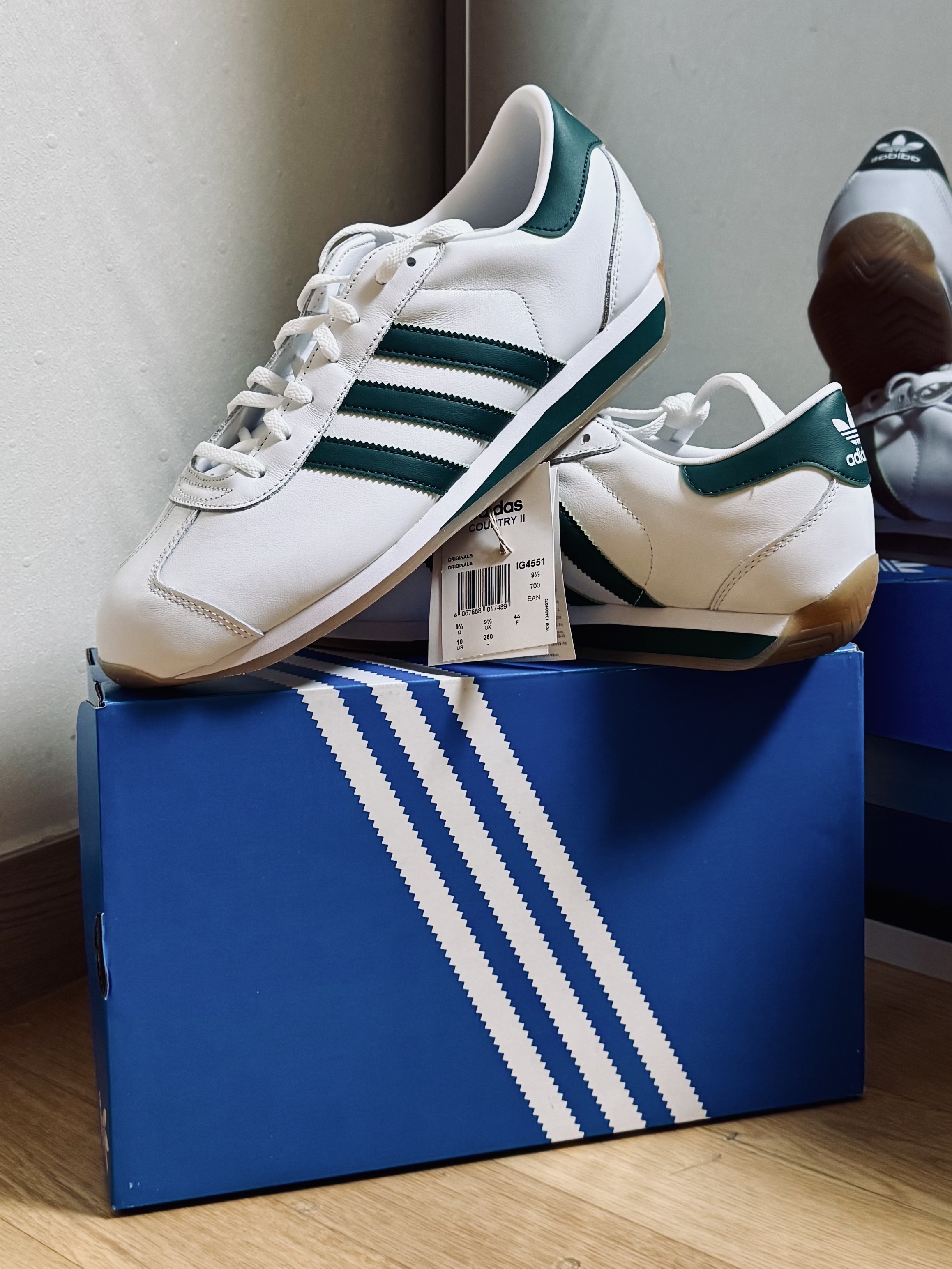 Adidas Originals Country II Cloud White Collegiate Green 착용 스타일