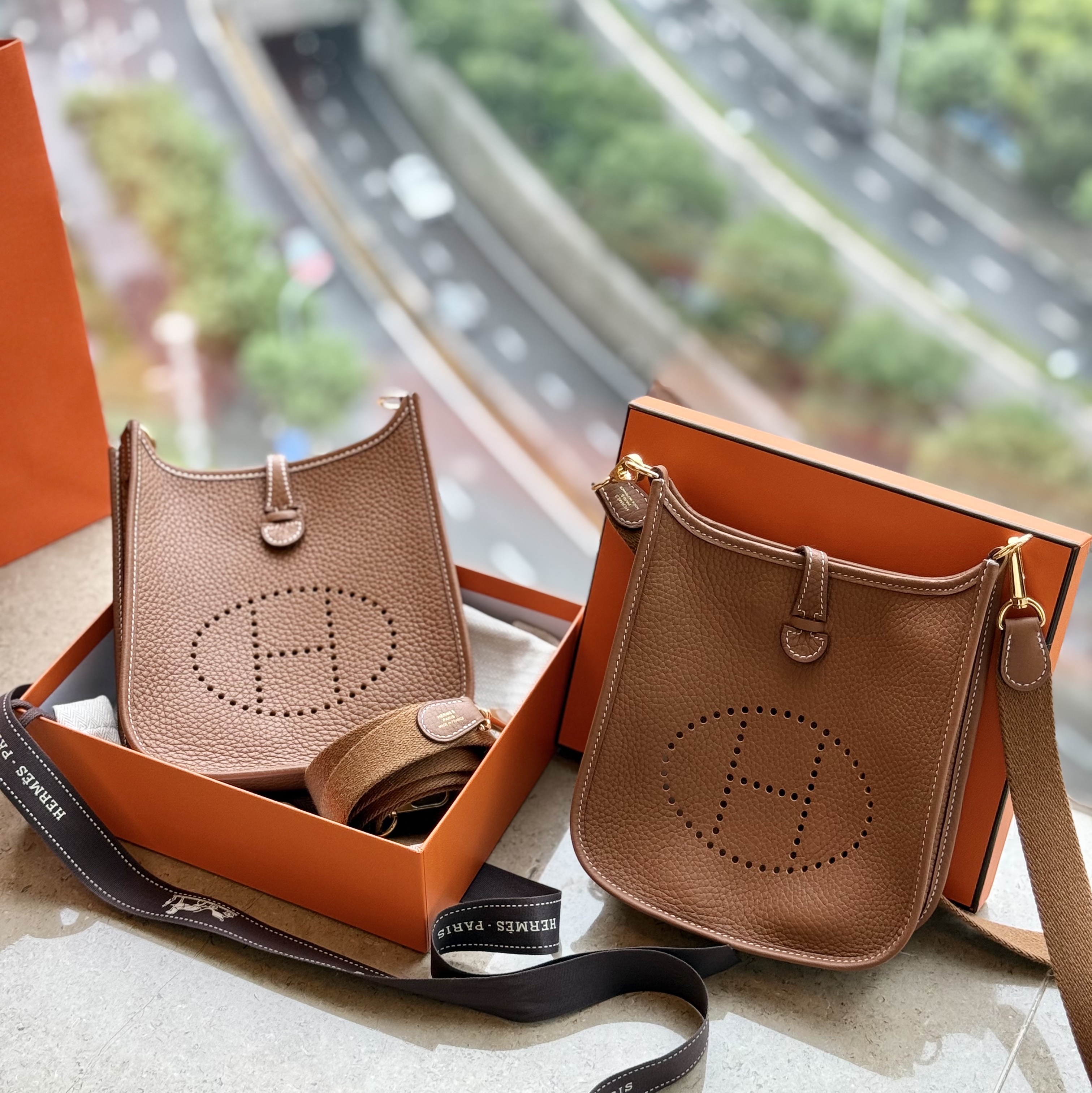 Hermes Evelyne 16 Amazone Bag Clemence & Gold 착용 스타일