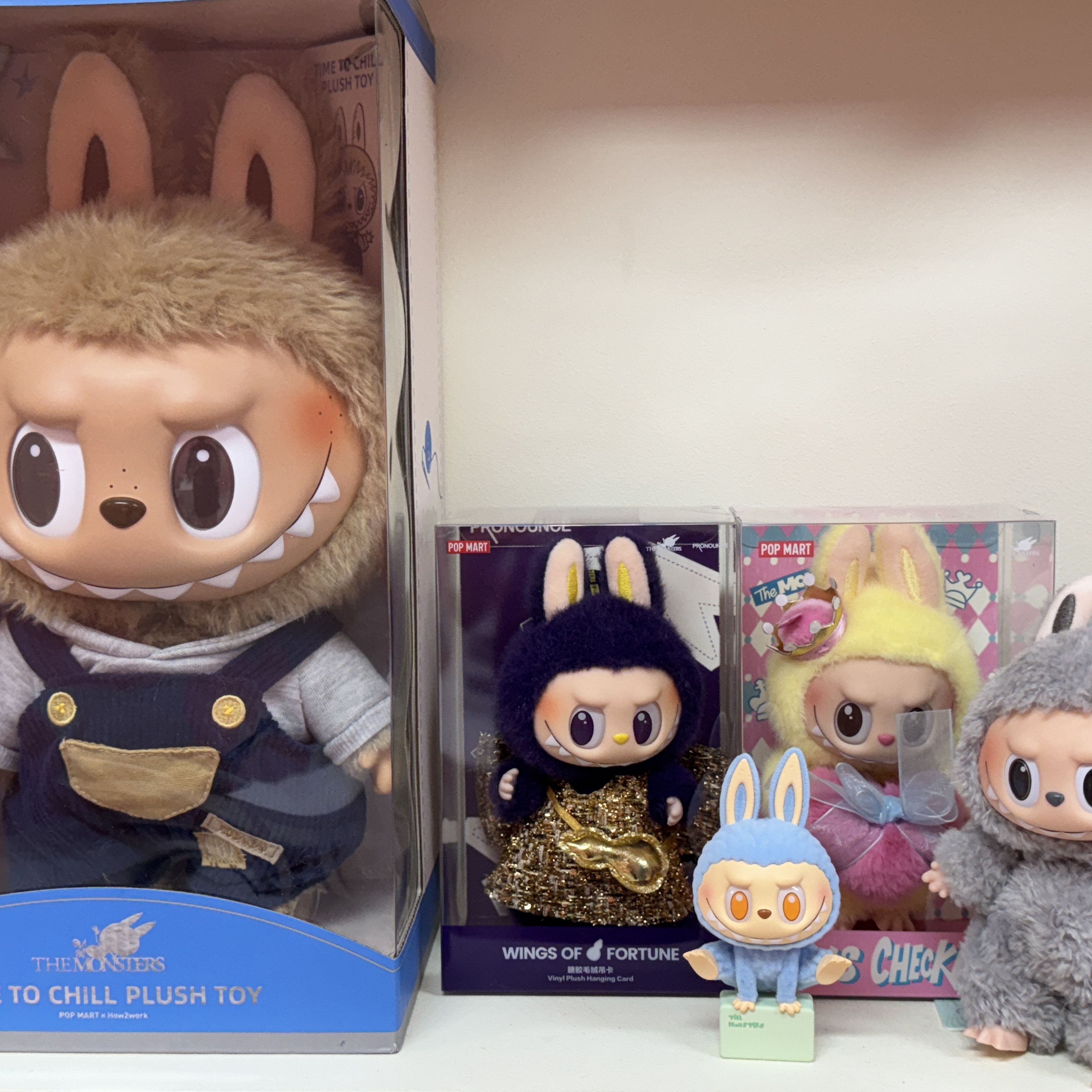 Pop Mart Labubu Time To Chill Vinyl Plush Doll 착용 스타일