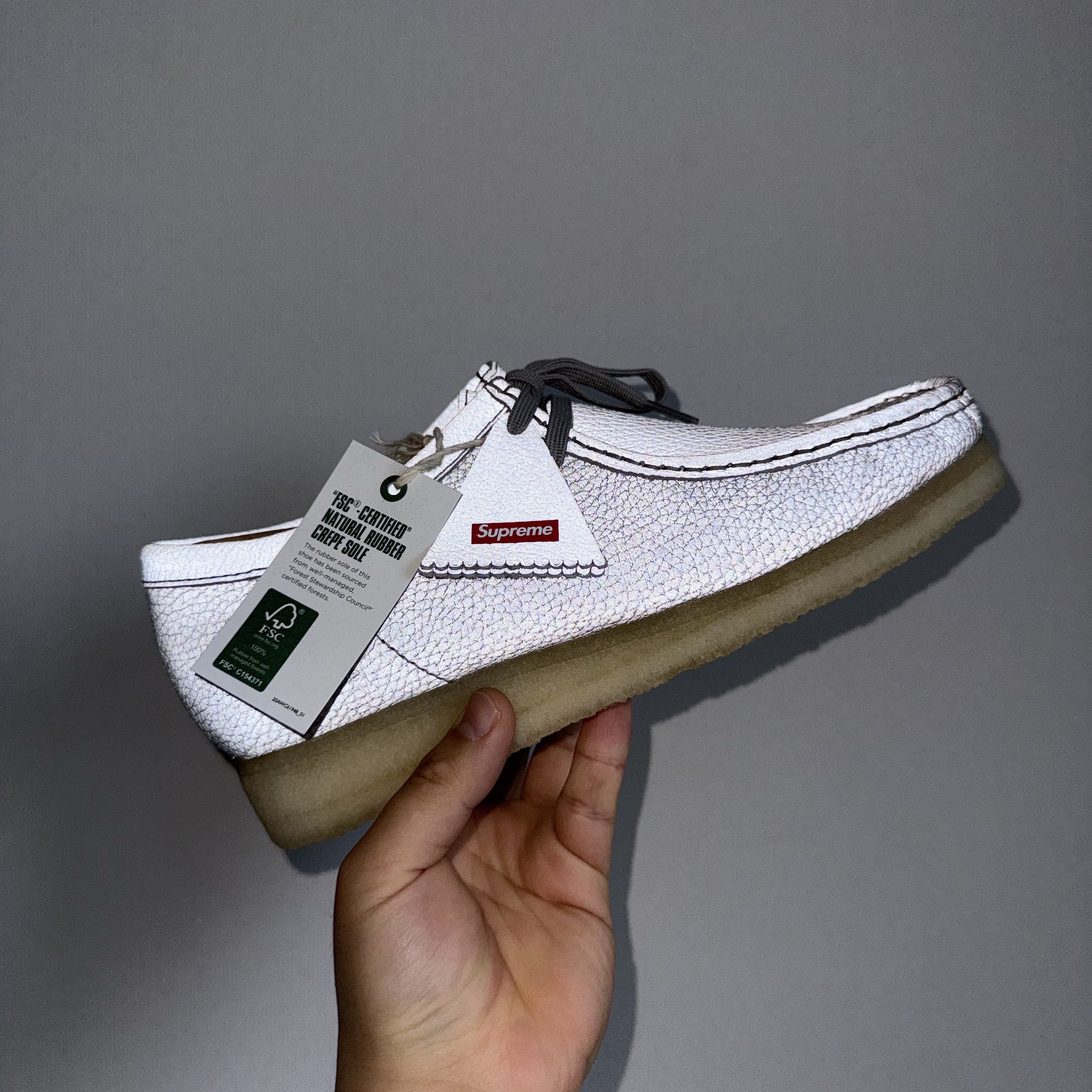 Clarks x Supreme Reflective Wallabee Silver - 25SS 착용 스타일 - 2