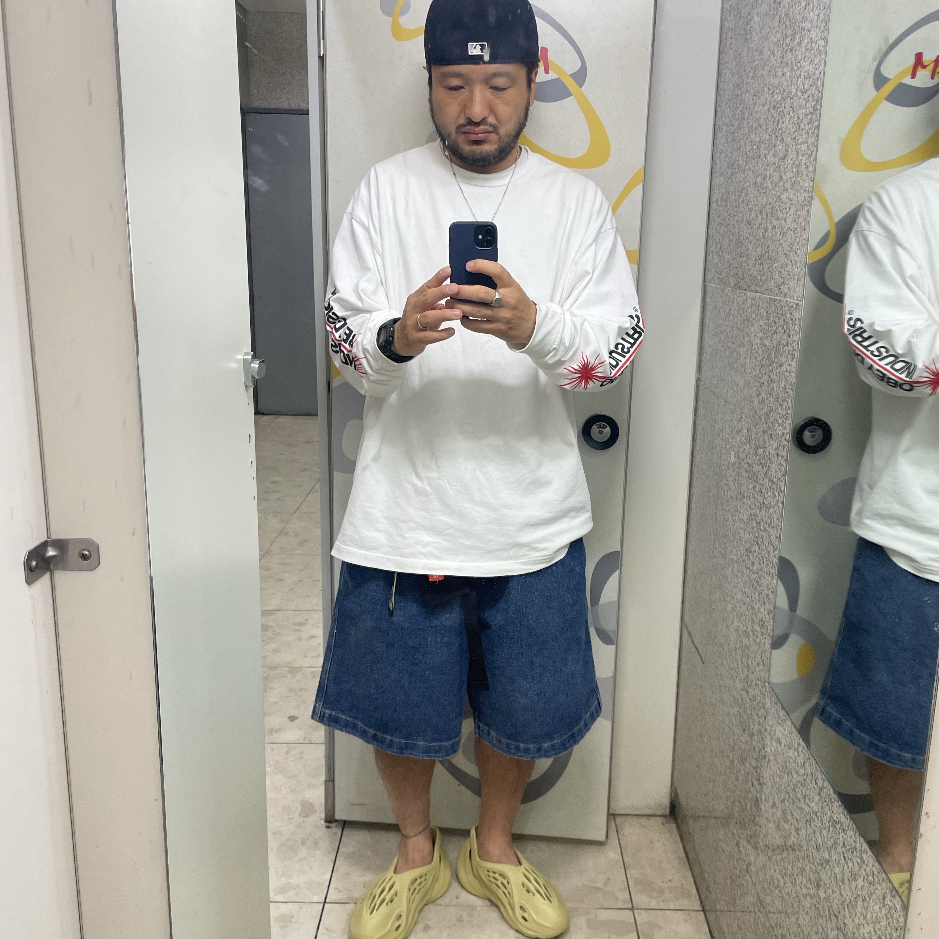 Adidas Yeezy Foam RNNR Sulfur 착용 스타일