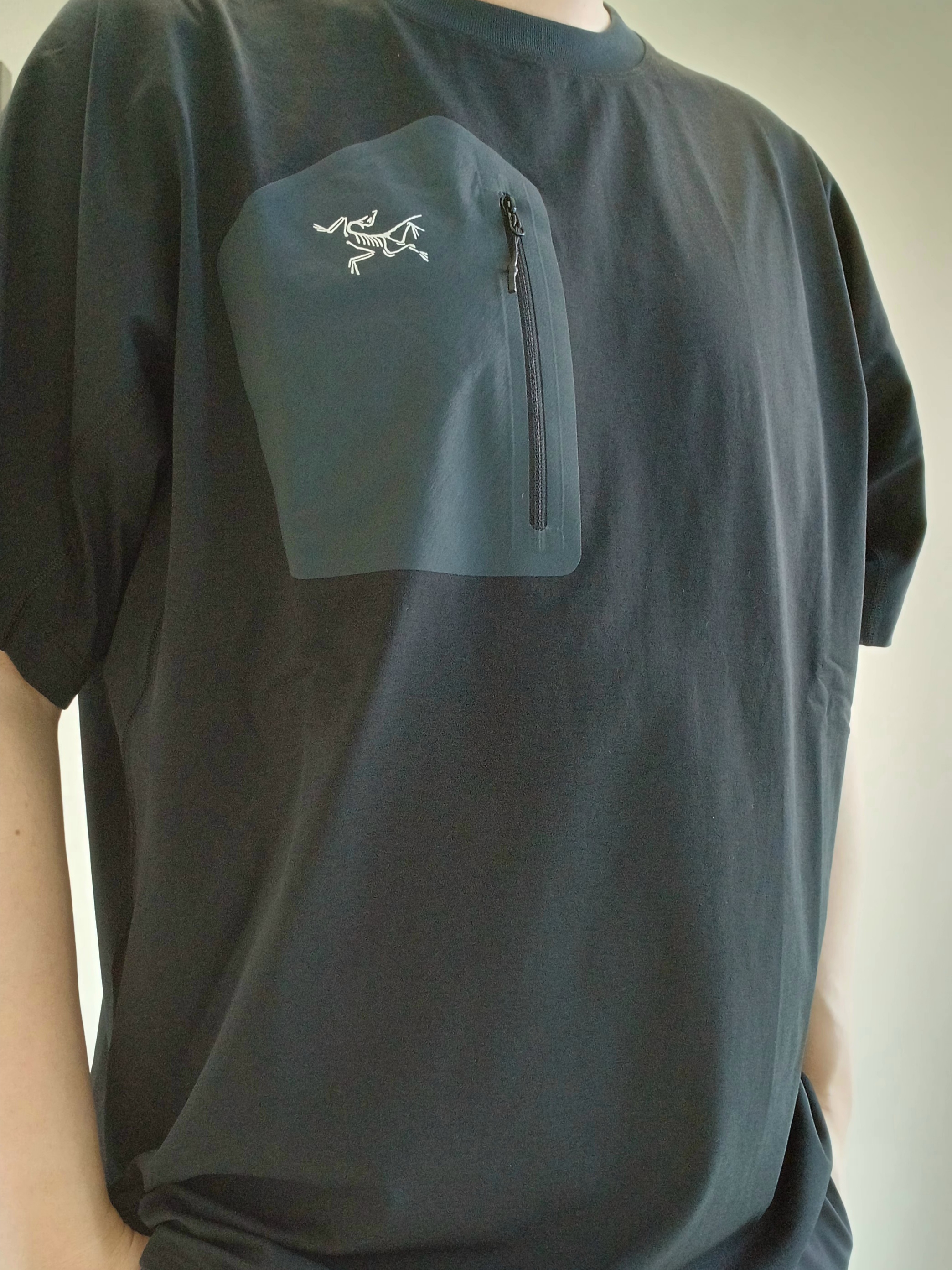 Hoka Ora Athletic Slide Black White, Arc'teryx Konseal Pocket T-Shirt Black Grey 착용 스타일 - 10