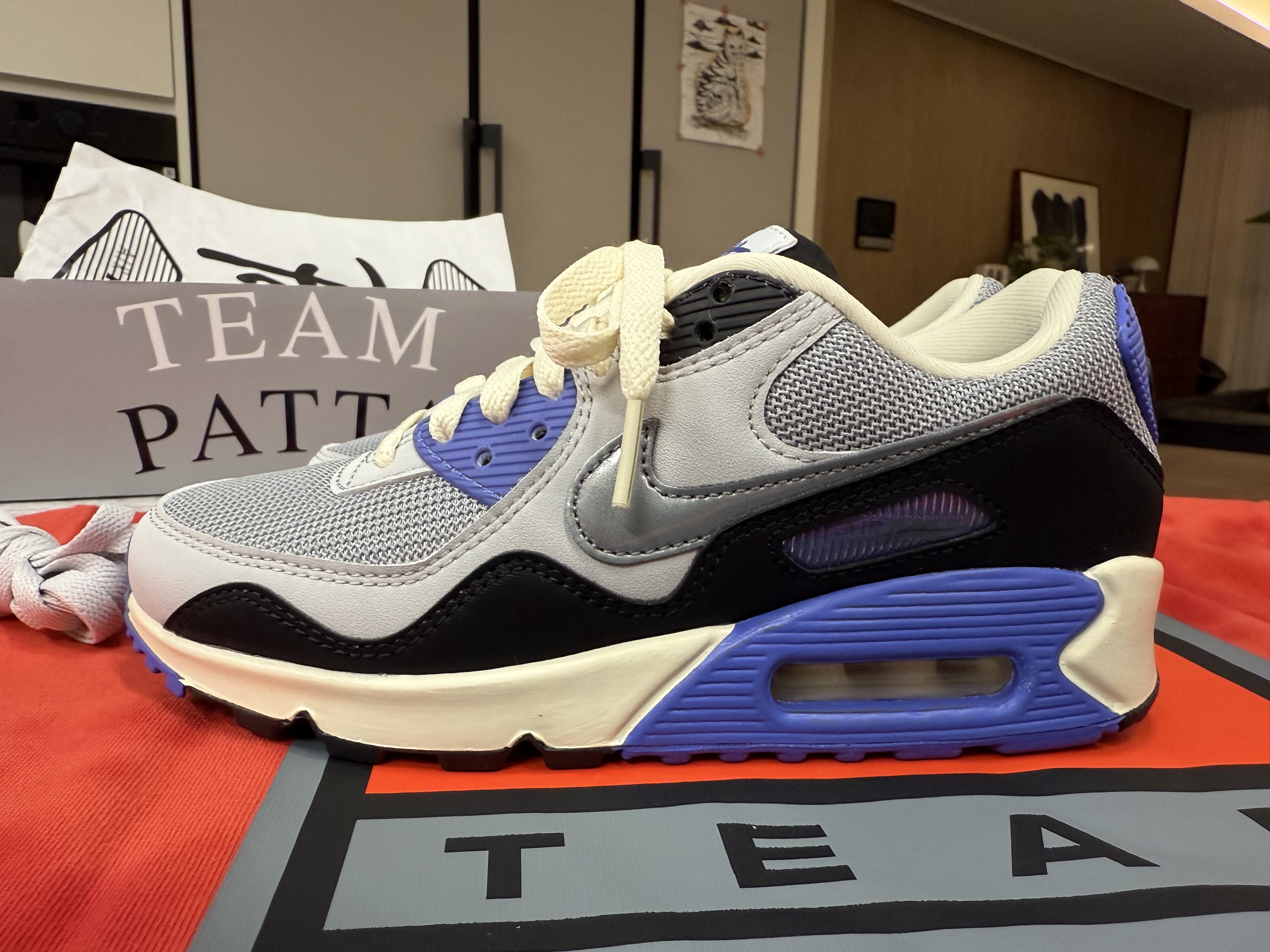 Nike x Patta Air Max 90 Sapphire and Particle Grey, Nike x Patta T-Shirt Rush Red (HQ3907-612) 착용 스타일 - 5