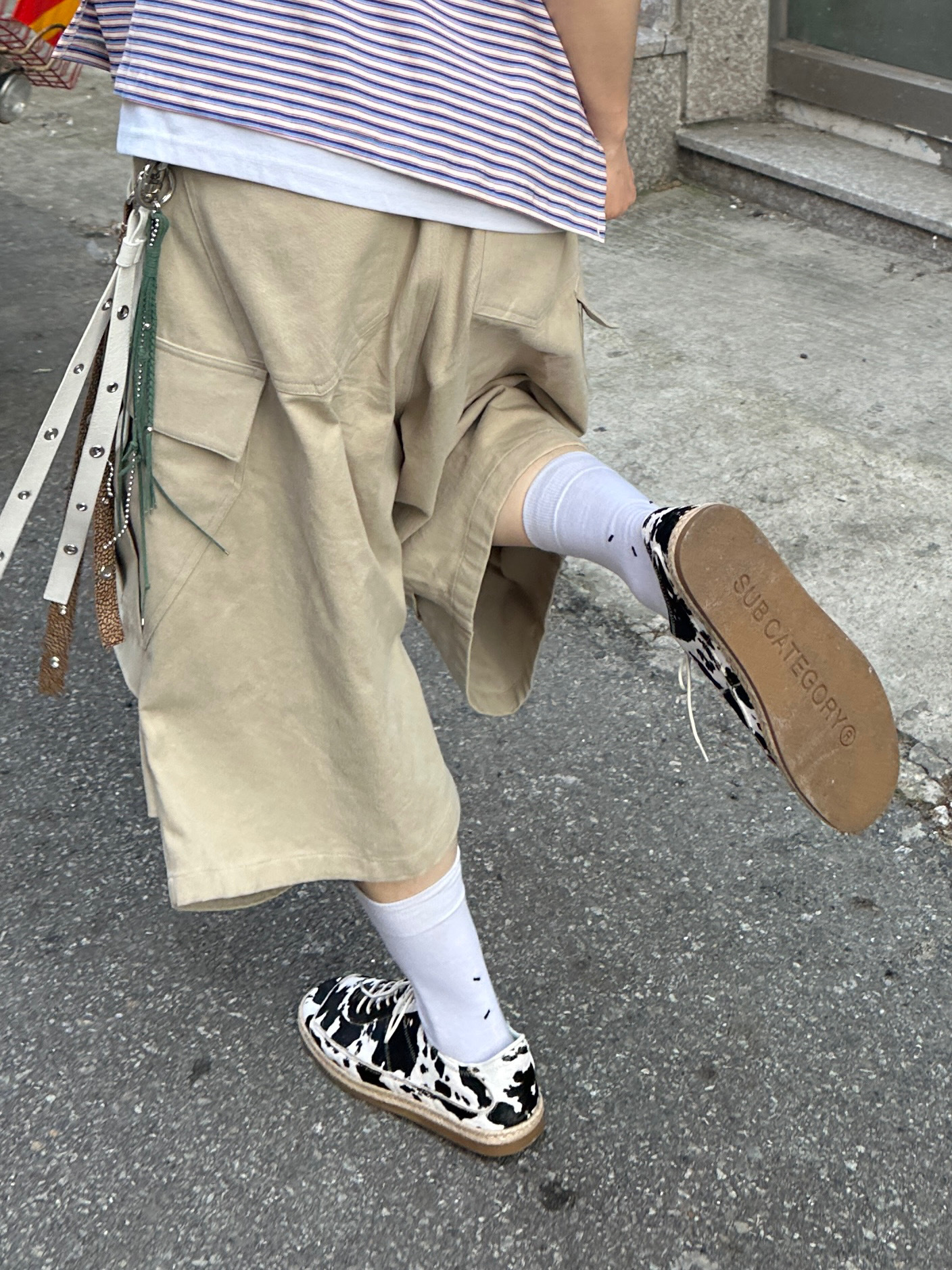 Nonnod Side cargo shorts Beige, Jacquemus Le Bob Artichaut Bucket Hat Off White 착용 스타일 - 5