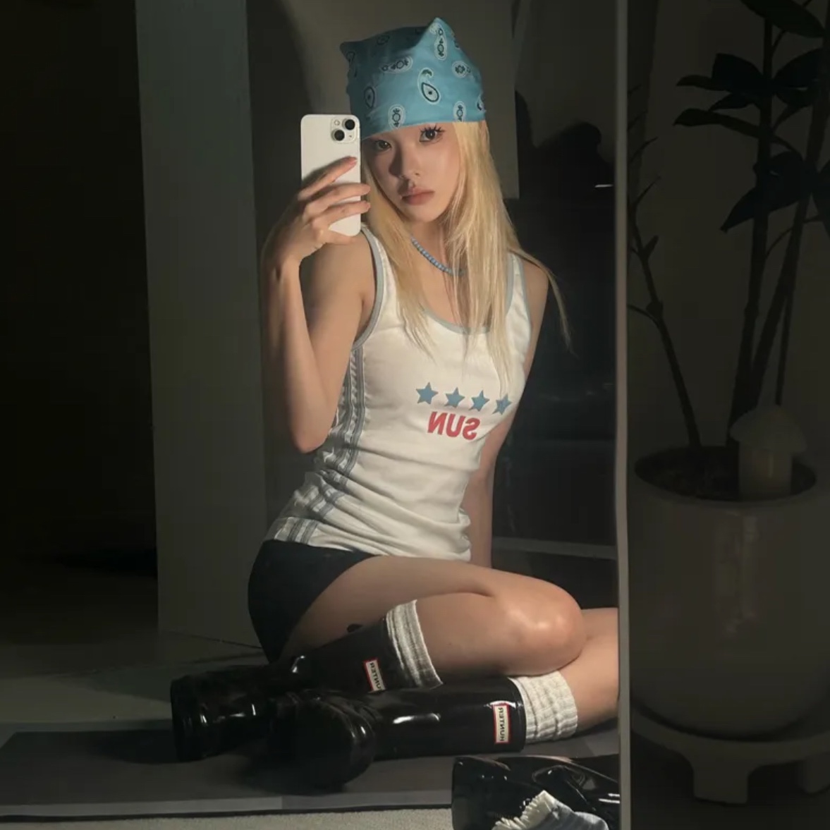 Blue Sunflower Sun Tank Top Sleeveless White 착용 스타일