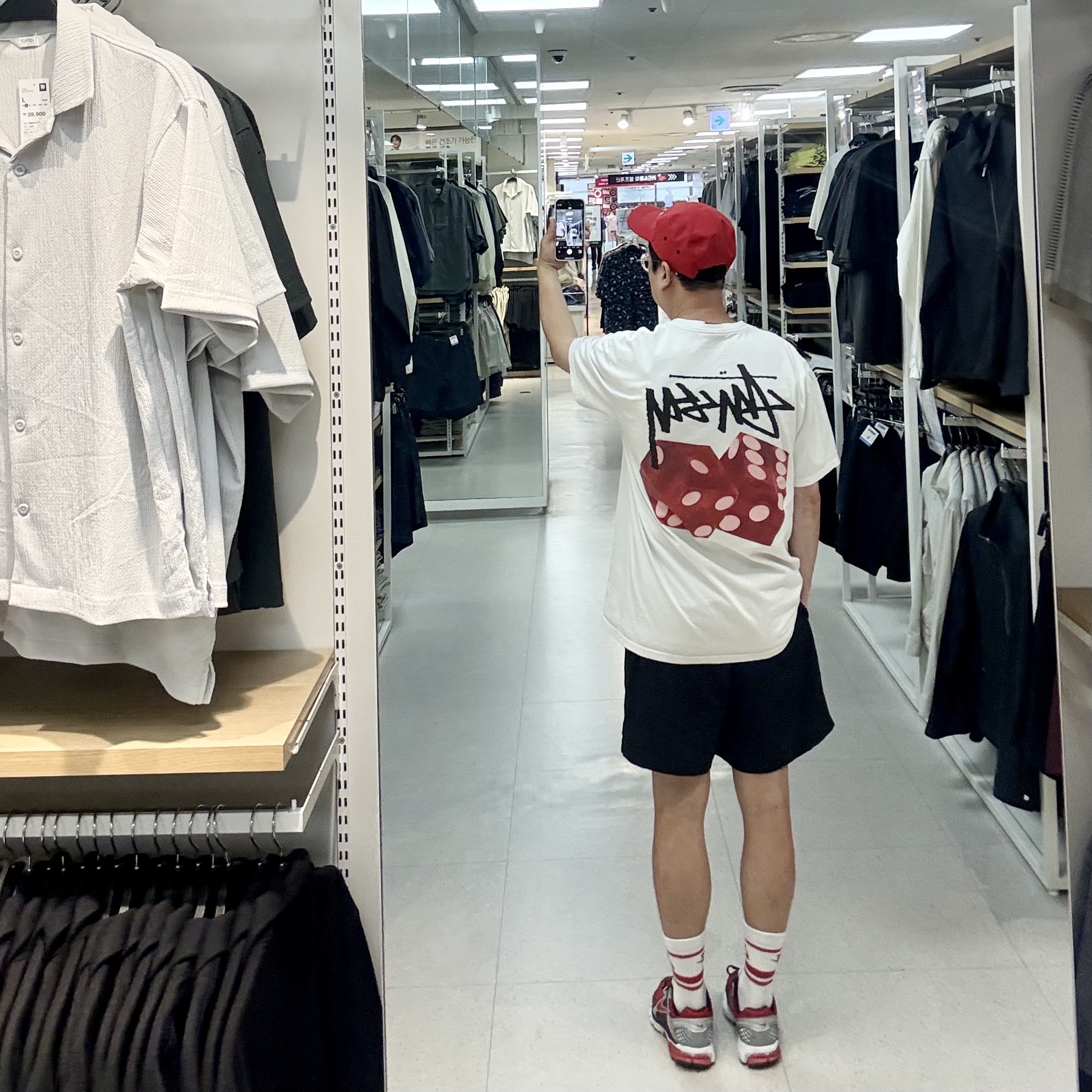Nike x Undercover NRG AW84 TC Adjustable Cap Red, Stussy Diced Out T-Shirt White 착용 스타일 - 2