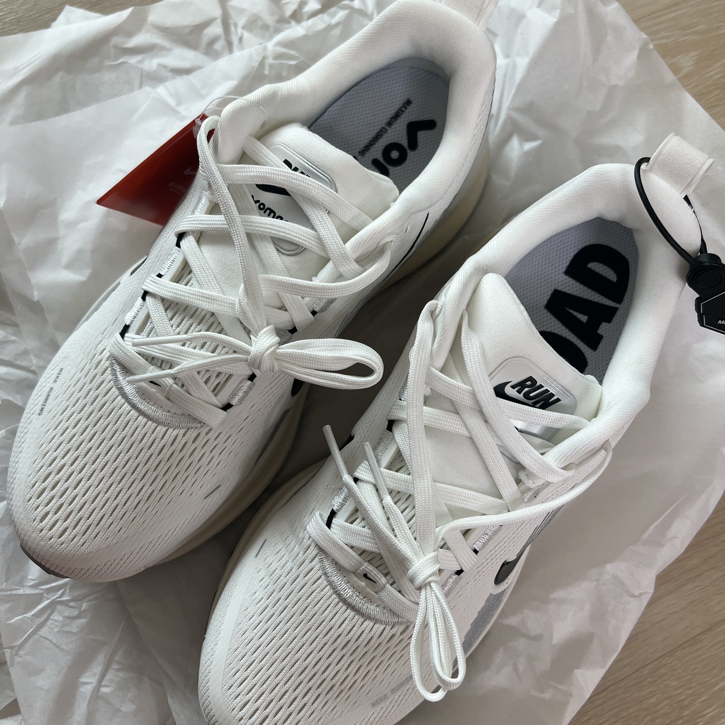 Nike Vomero 18 Summit White Coconut Milk 착용 스타일 - 2
