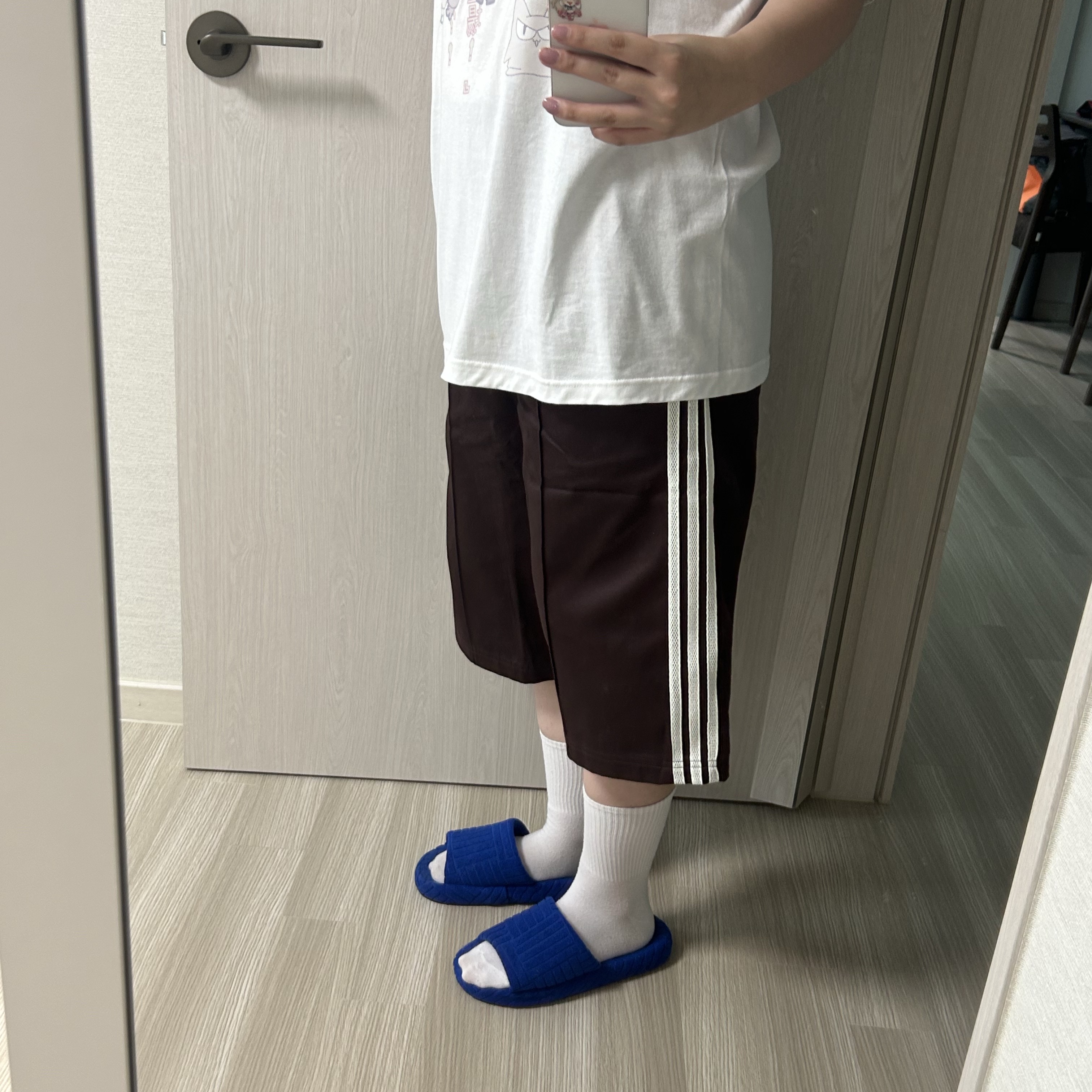 Adidas 80s Loose Buttoned 3-Stripes 11 Inch Bermuda Shorts Shadow Brown - KR Sizing 착용 스타일