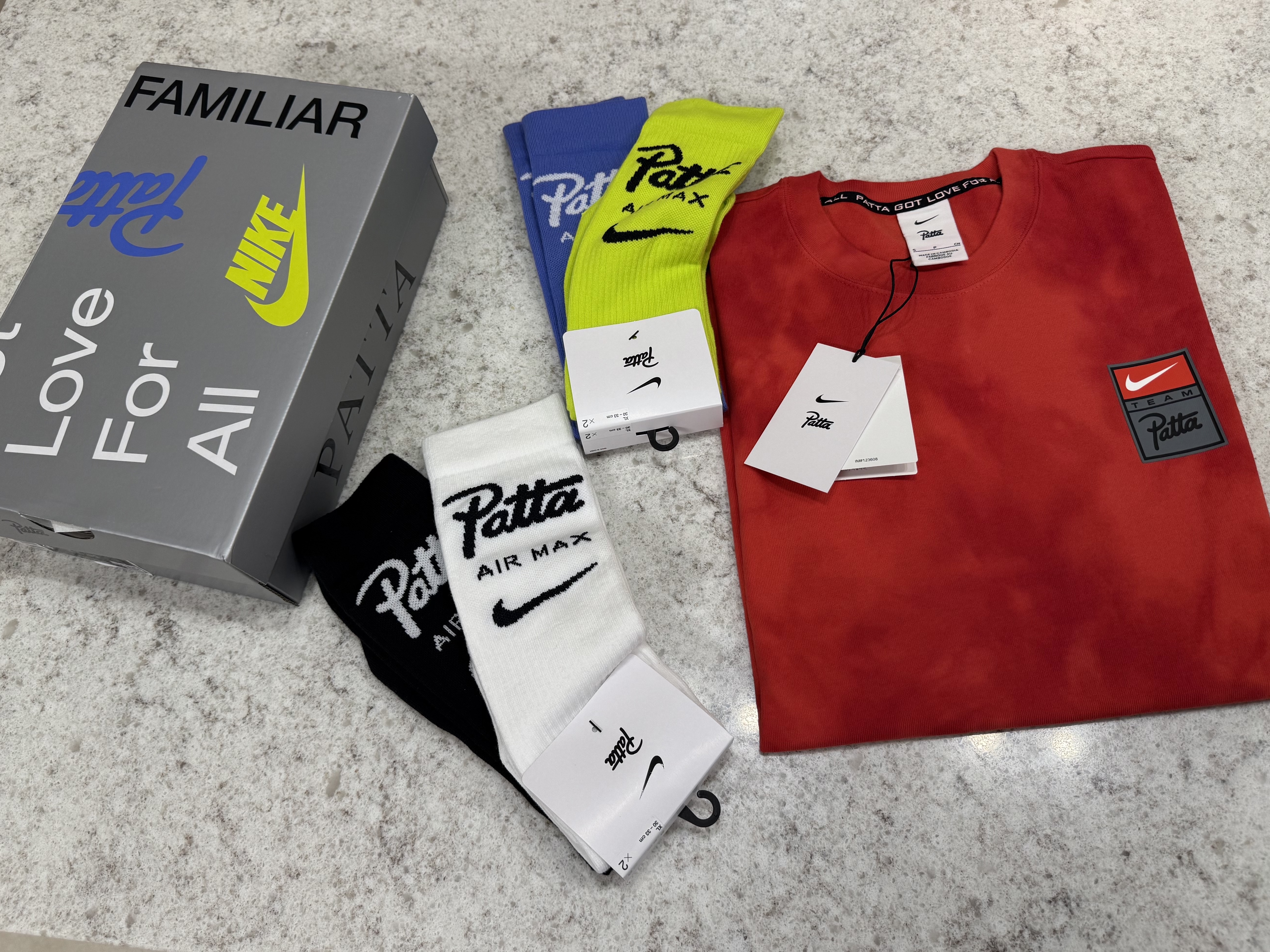 Nike x Patta Air Max 90 Sapphire and Particle Grey, Nike x Patta T-Shirt Rush Red (HQ3907-612) 착용 스타일 - 2